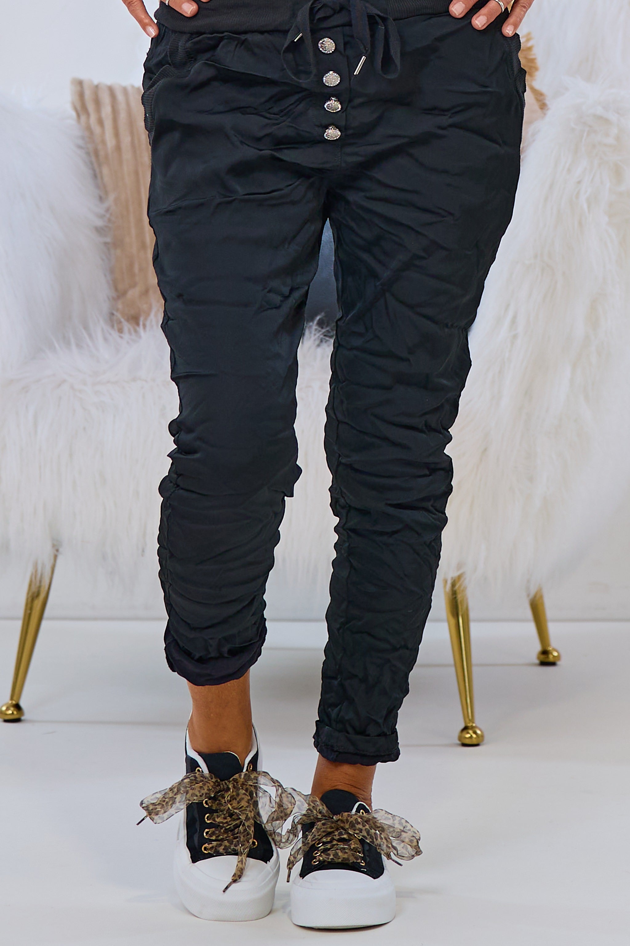 Hose im Knitterlook mit Zierknöpfen, schwarz-glänzend