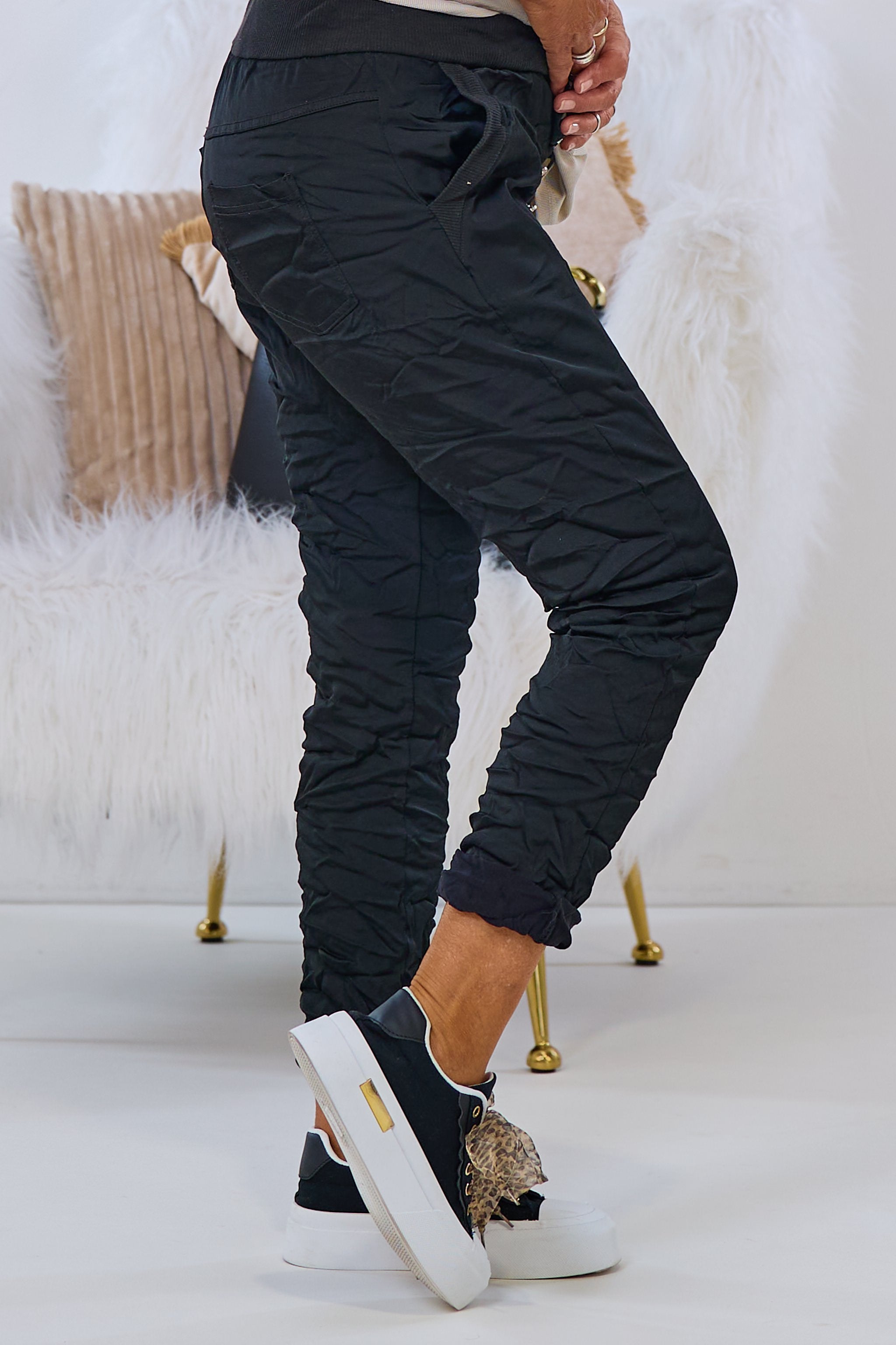 Hose im Knitterlook mit Zierknöpfen, schwarz-glänzend