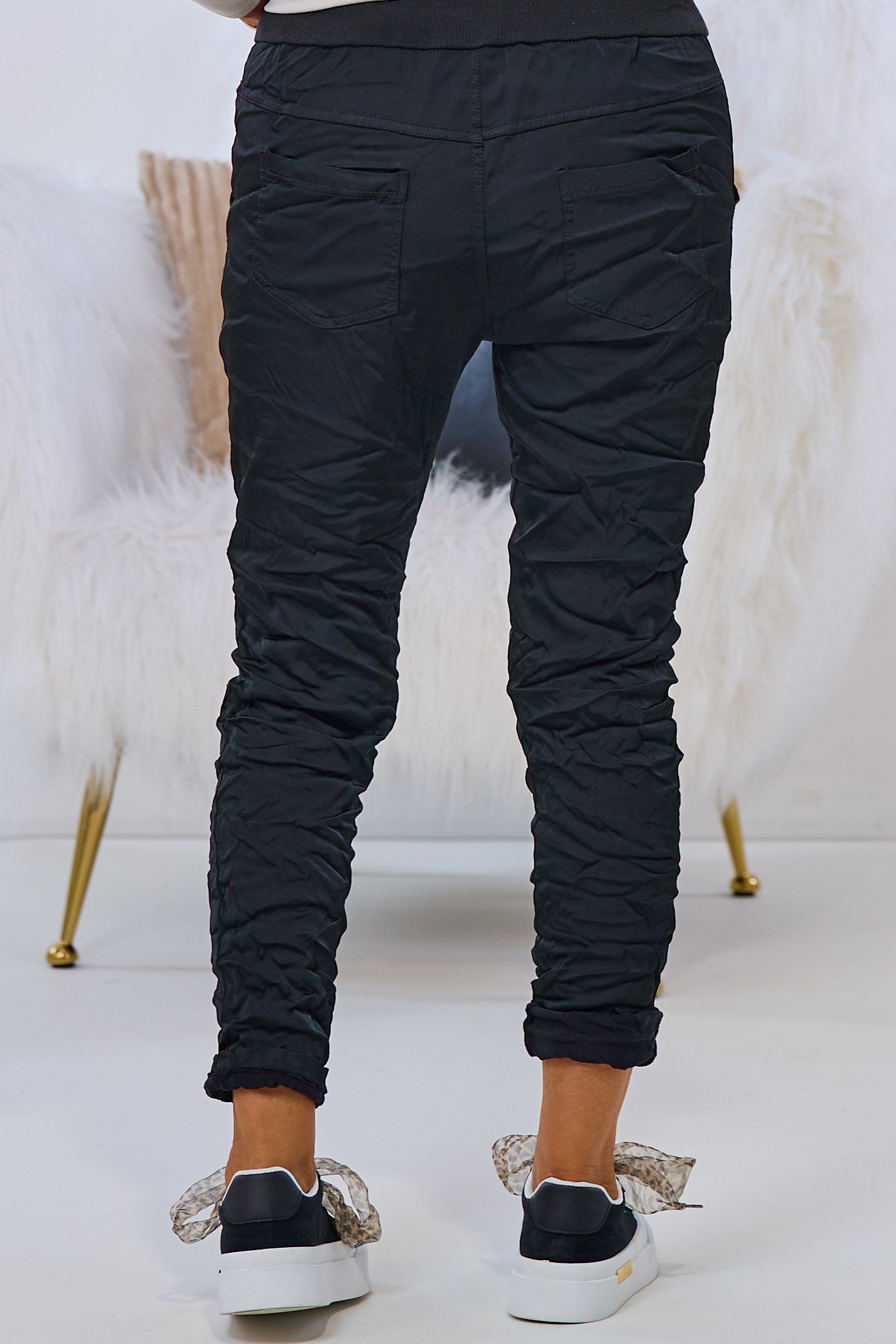 Hose im Knitterlook mit Zierknöpfen, schwarz-glänzend