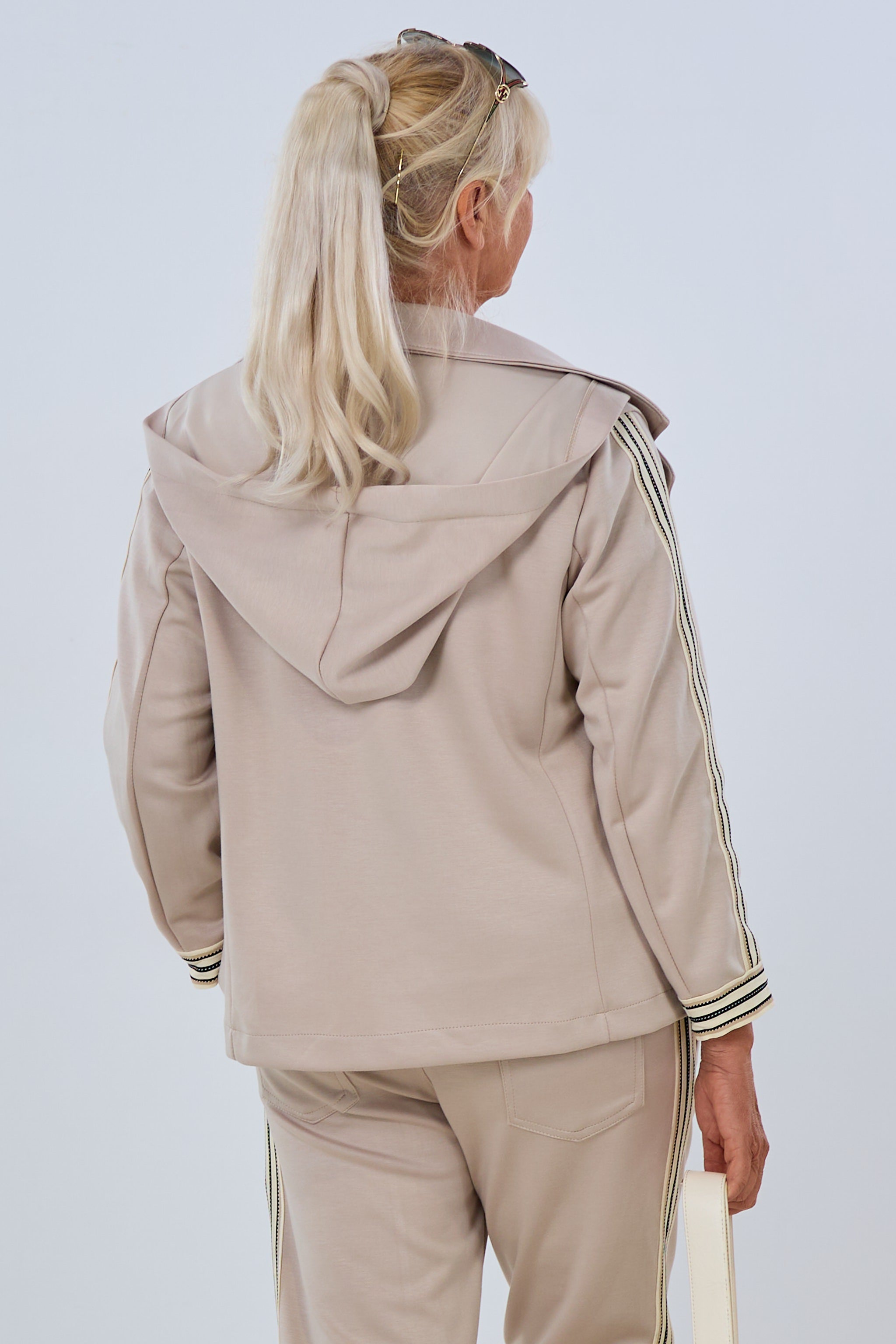 weicher Kapuzenblazer mit Streifen auf den Ärmeln, beige