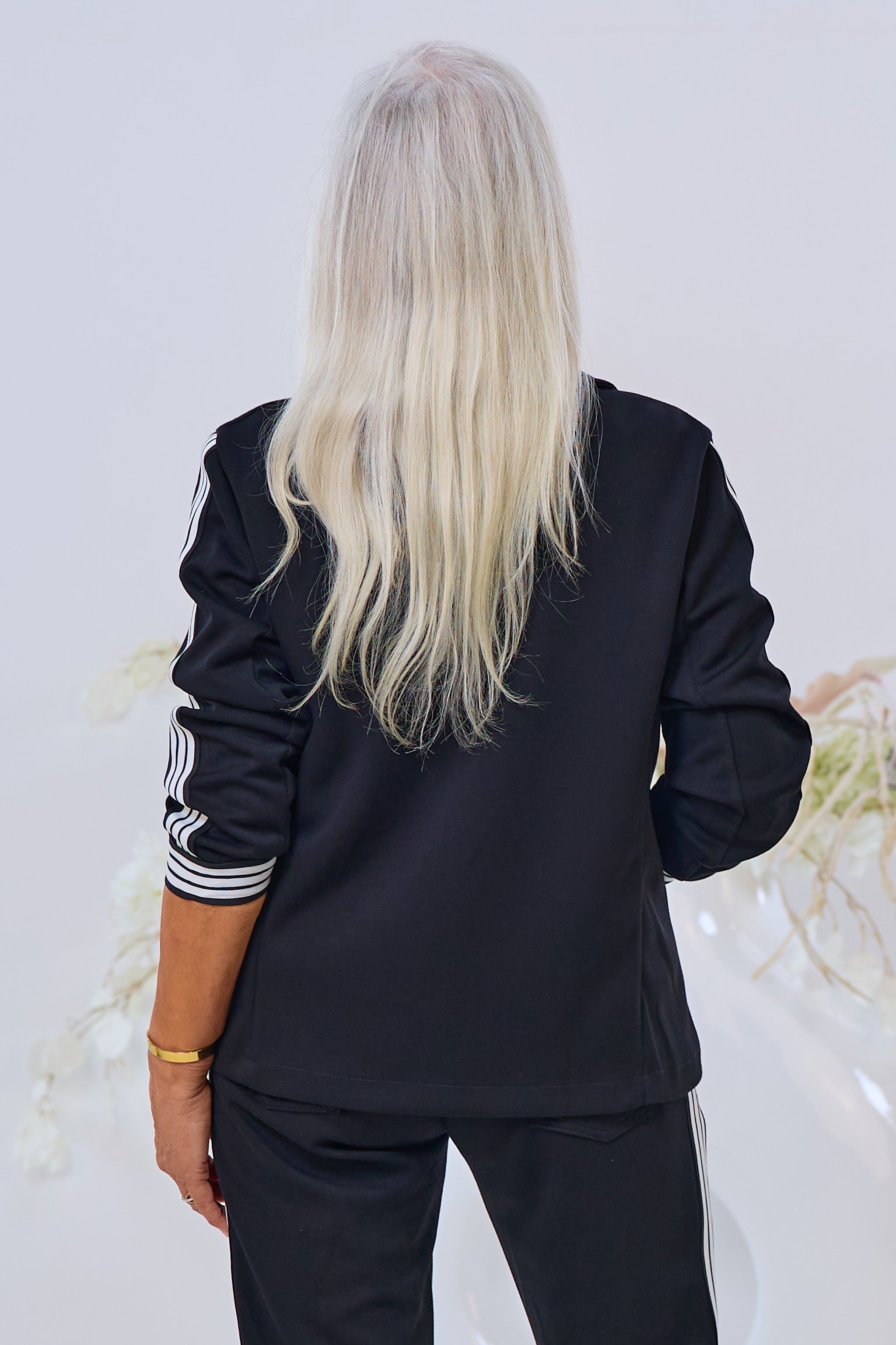 weicher Blazer mit Streifen auf den Ärmeln, schwarz