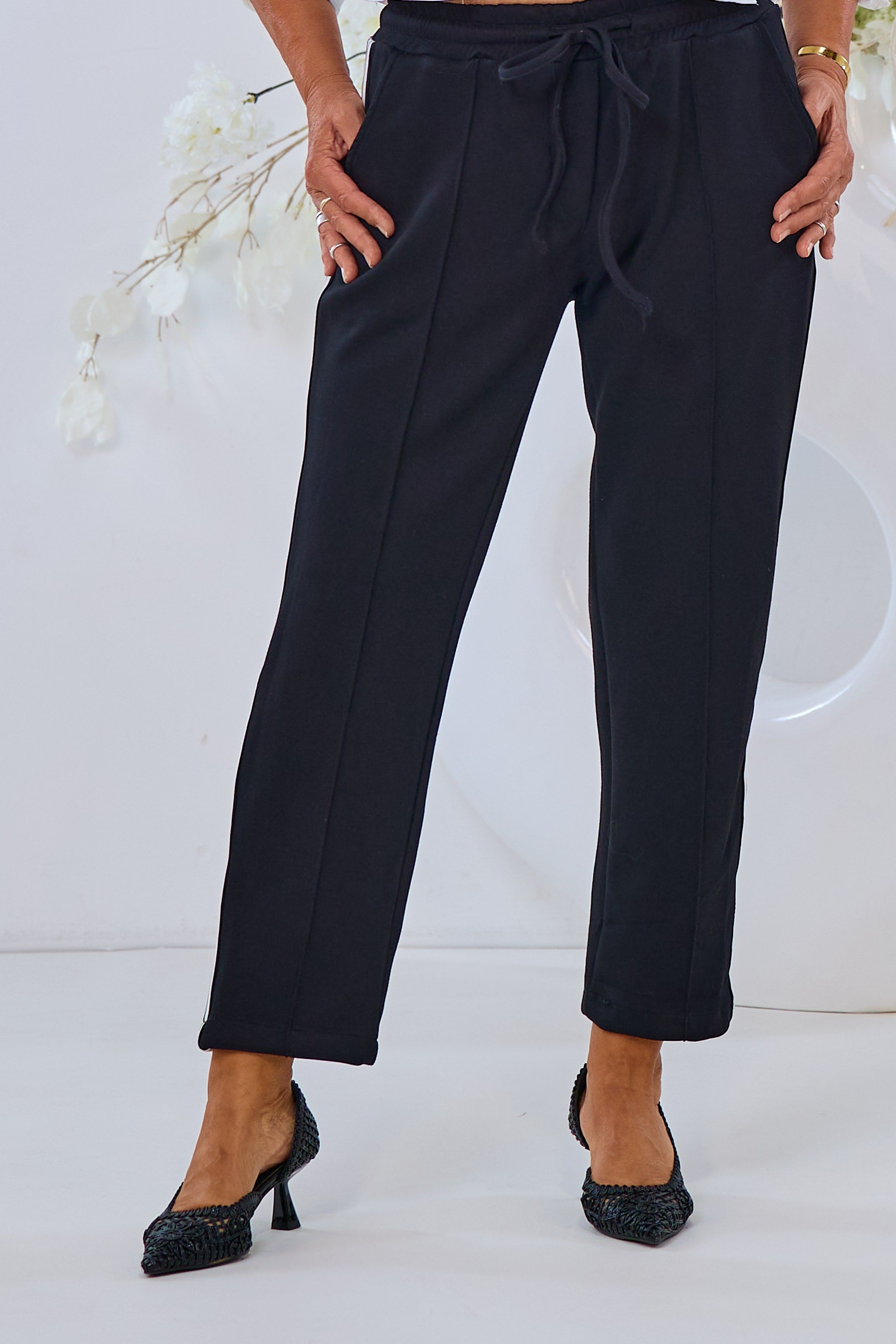 Cozy Hose mit Biese und seitlichen Streifen, schwarz