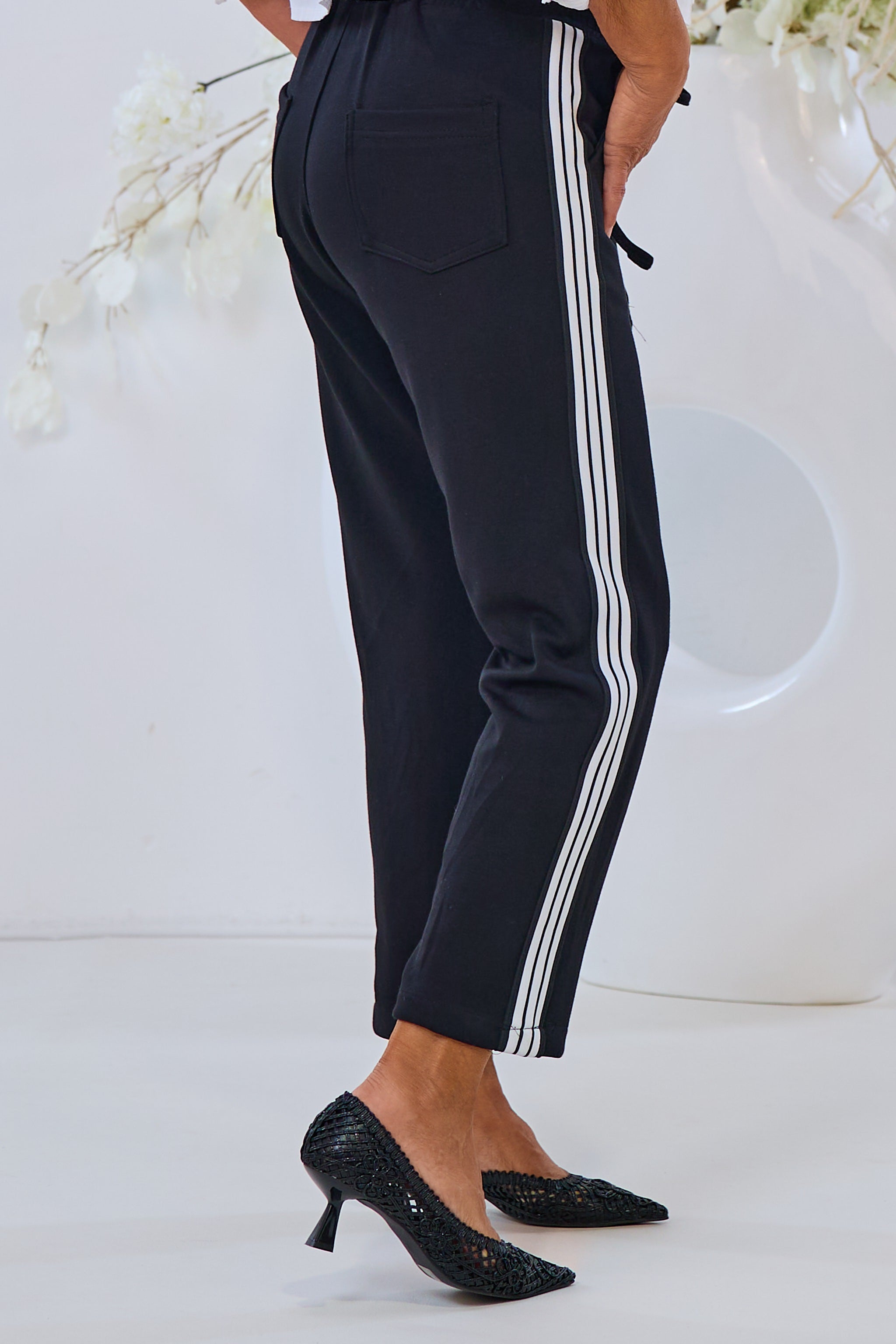 Cozy Hose mit Biese und seitlichen Streifen, schwarz
