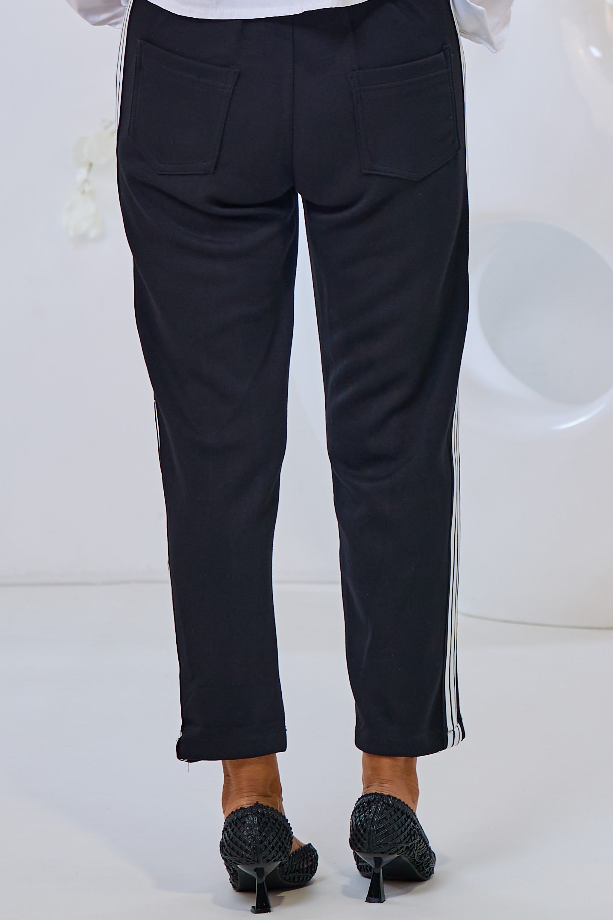 Cozy Hose mit Biese und seitlichen Streifen, schwarz