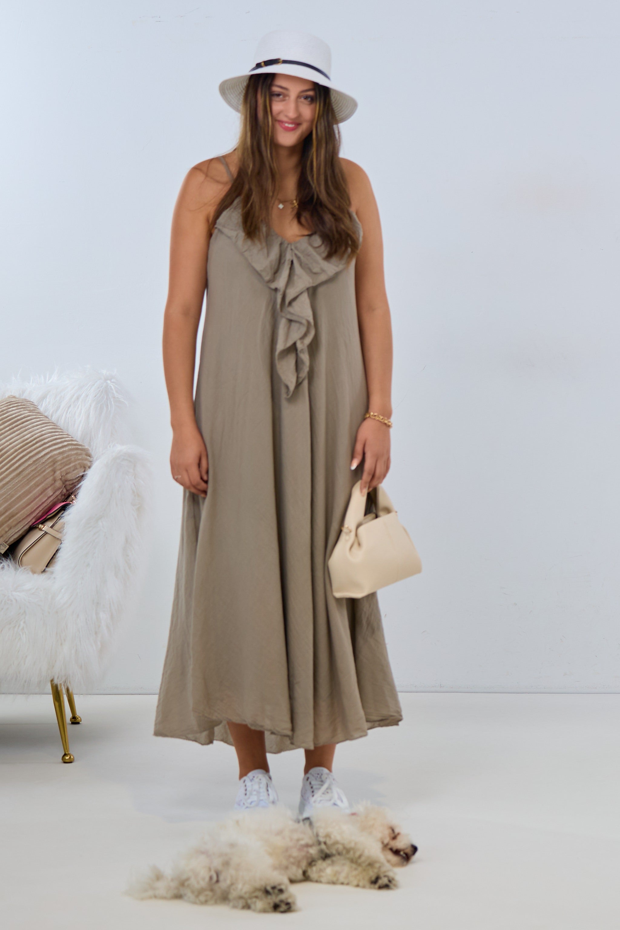 langes Kleid mit Rüsche, taupe