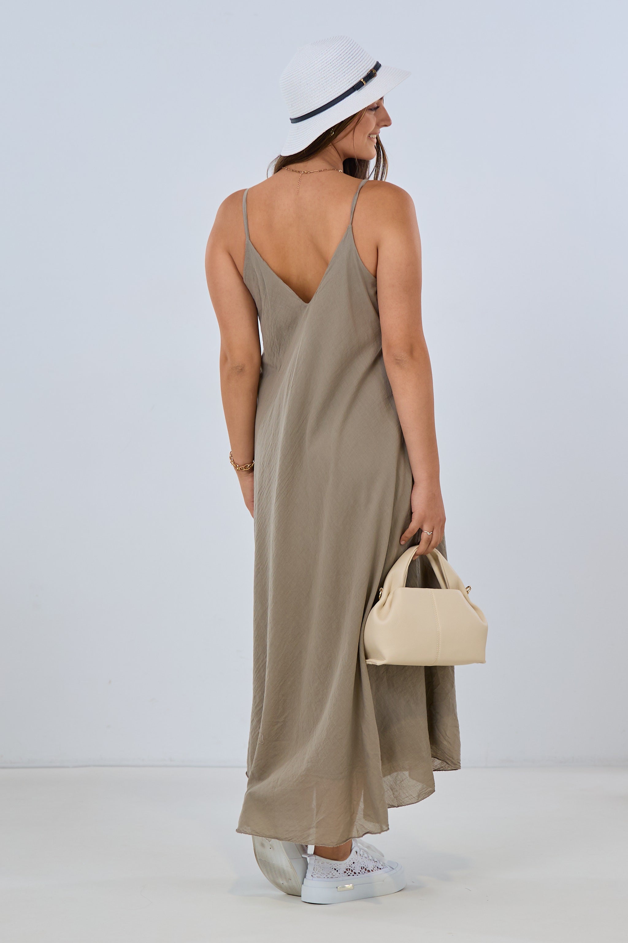 langes Kleid mit Rüsche, taupe