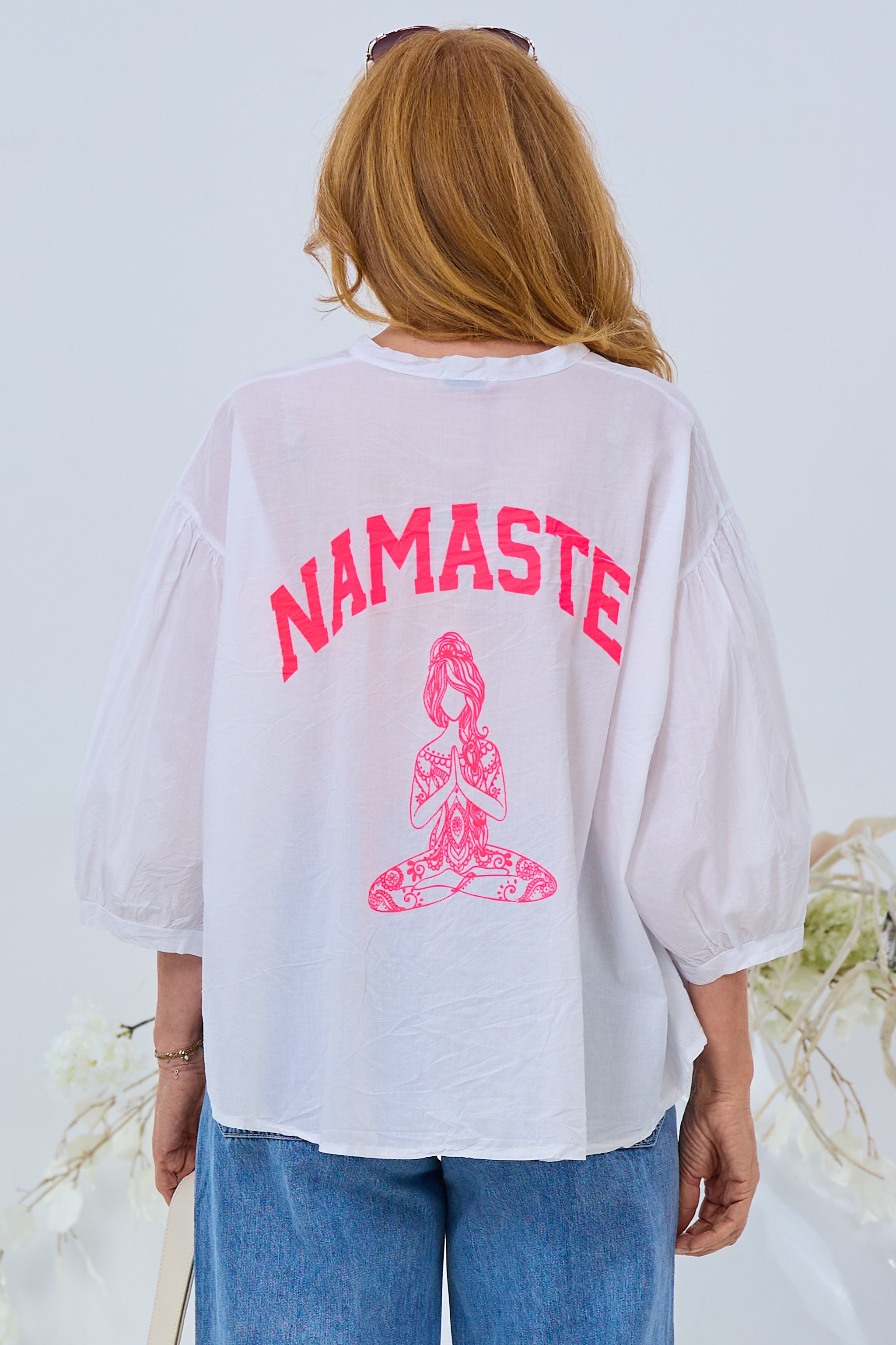 luftige Bluse mit Namaste-Druck, weiß-neon pink