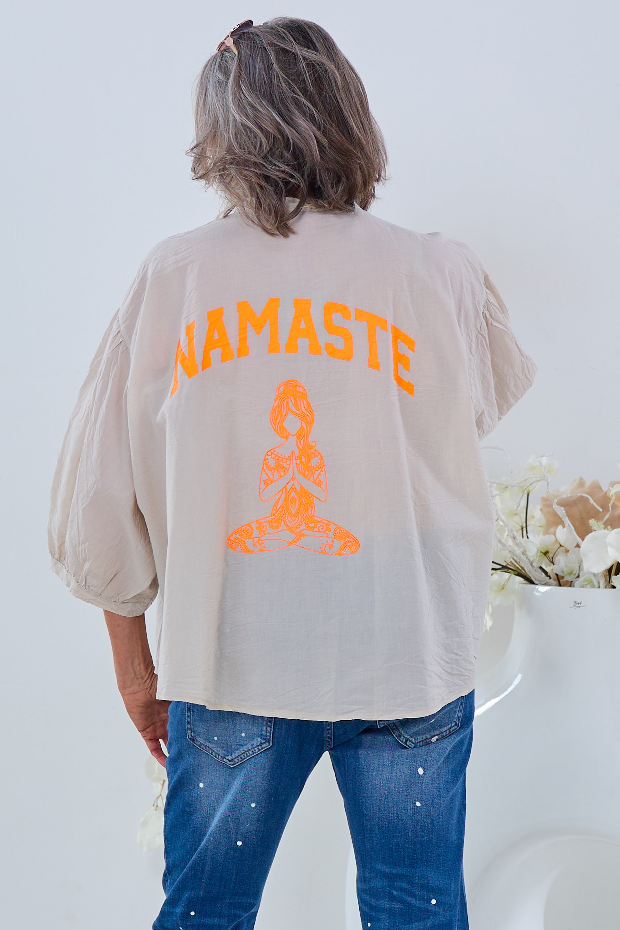 luftige Bluse mit Namaste-Druck, beige-neon orange
