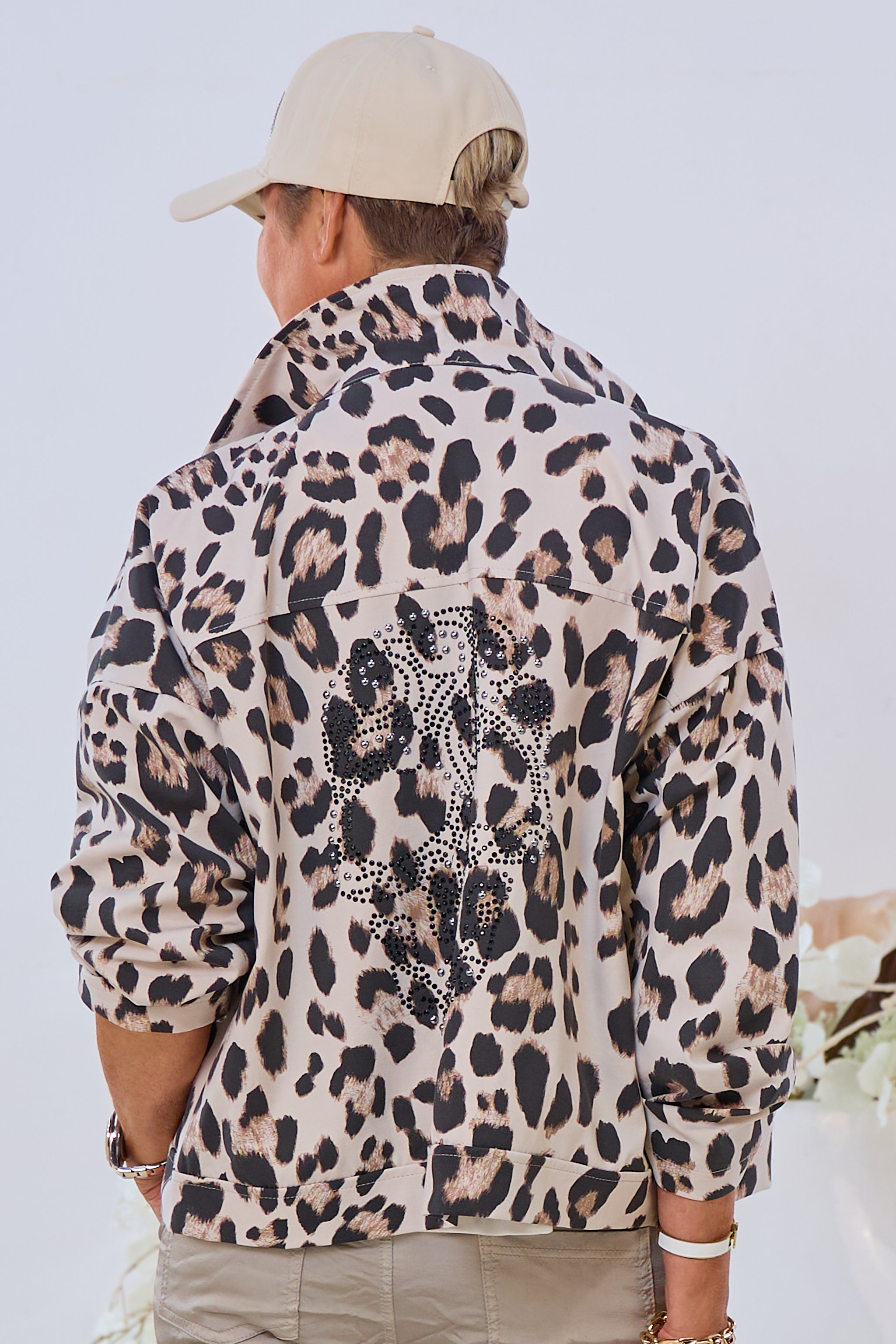 Leichte Jacke mit großen Taschen im Leo Look, leo
