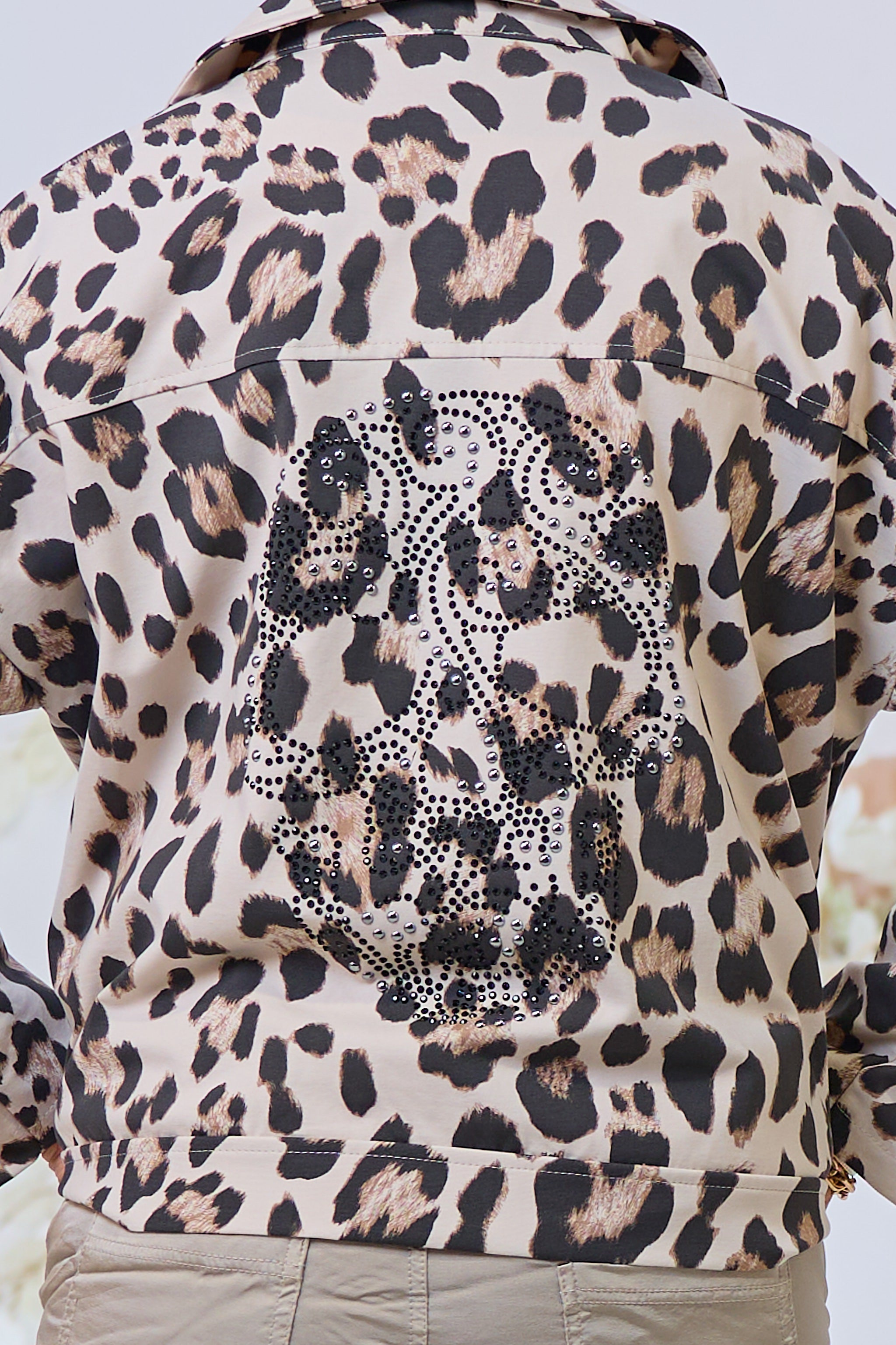 Leichte Jacke mit großen Taschen im Leo Look, leo