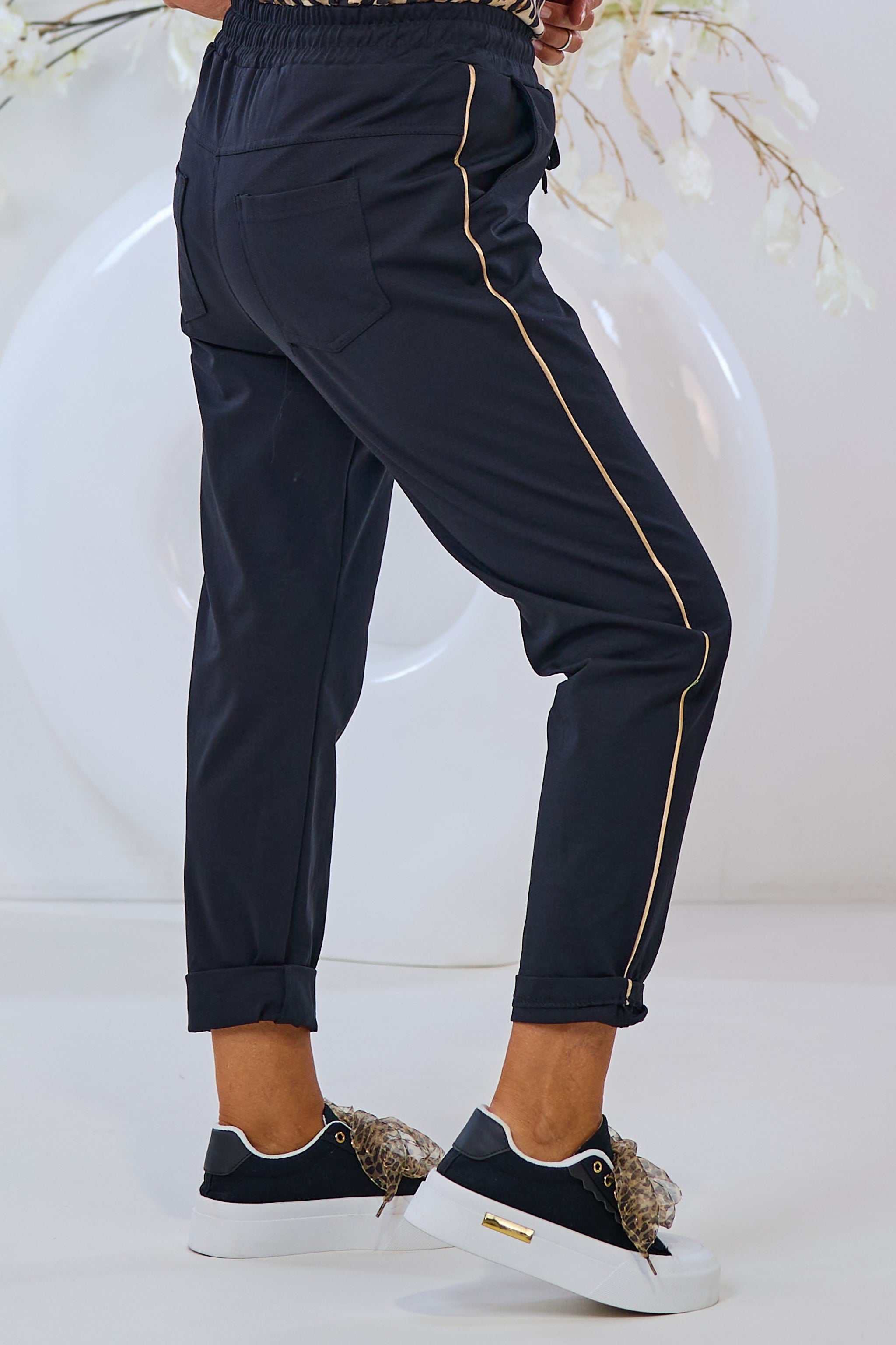 Hose mit seitlichem Streifen, schwarz