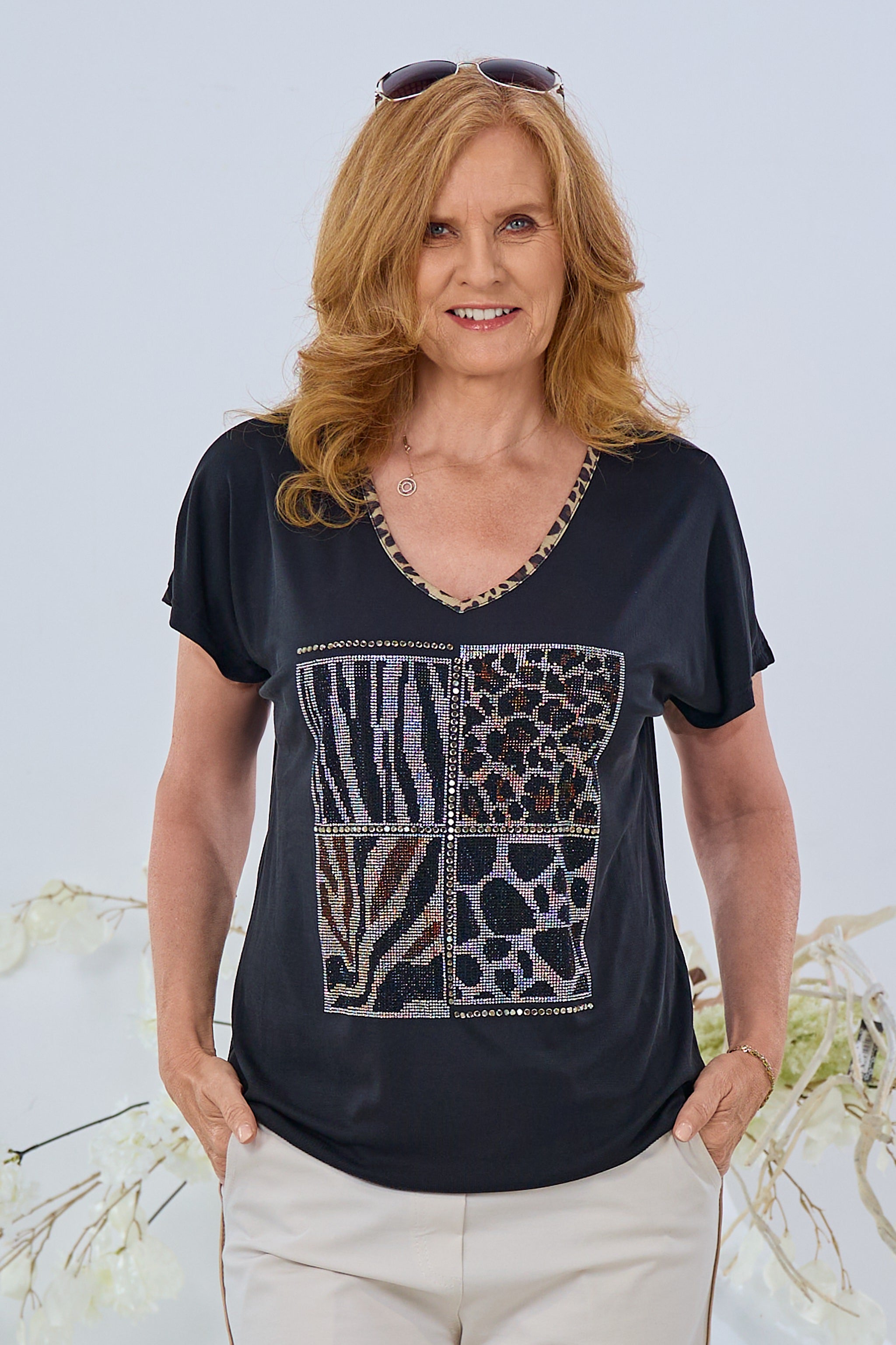 Kurzarm Shirt mit Glitzermotiv, schwarz-leo