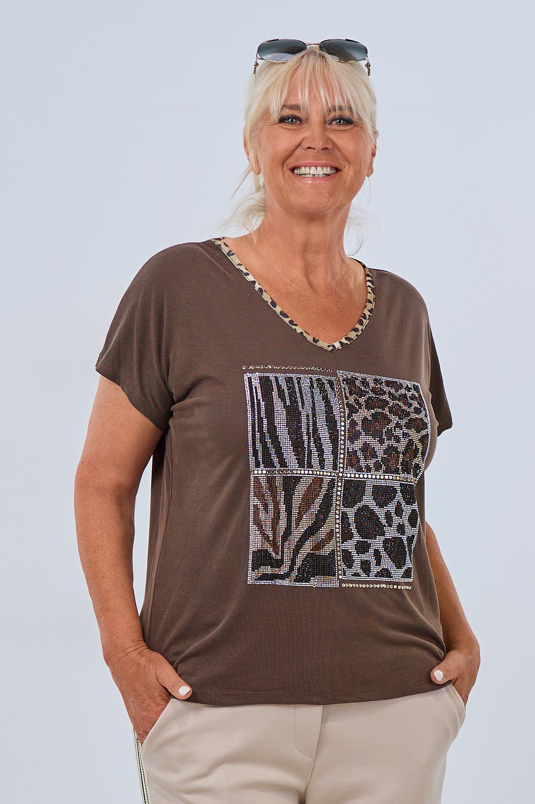 Kurzarm Shirt mit Glitzermotiv, braun-leo