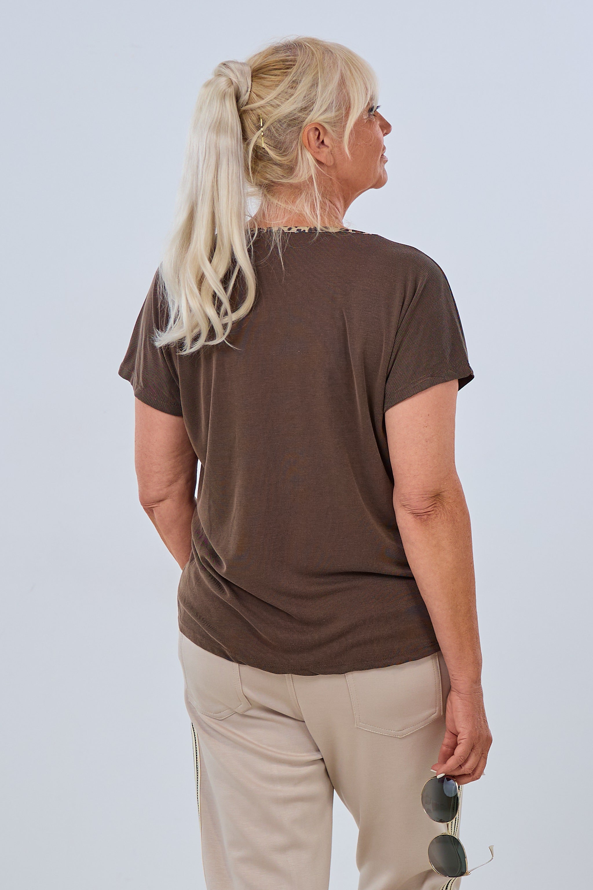Kurzarm Shirt mit Glitzermotiv, braun-leo