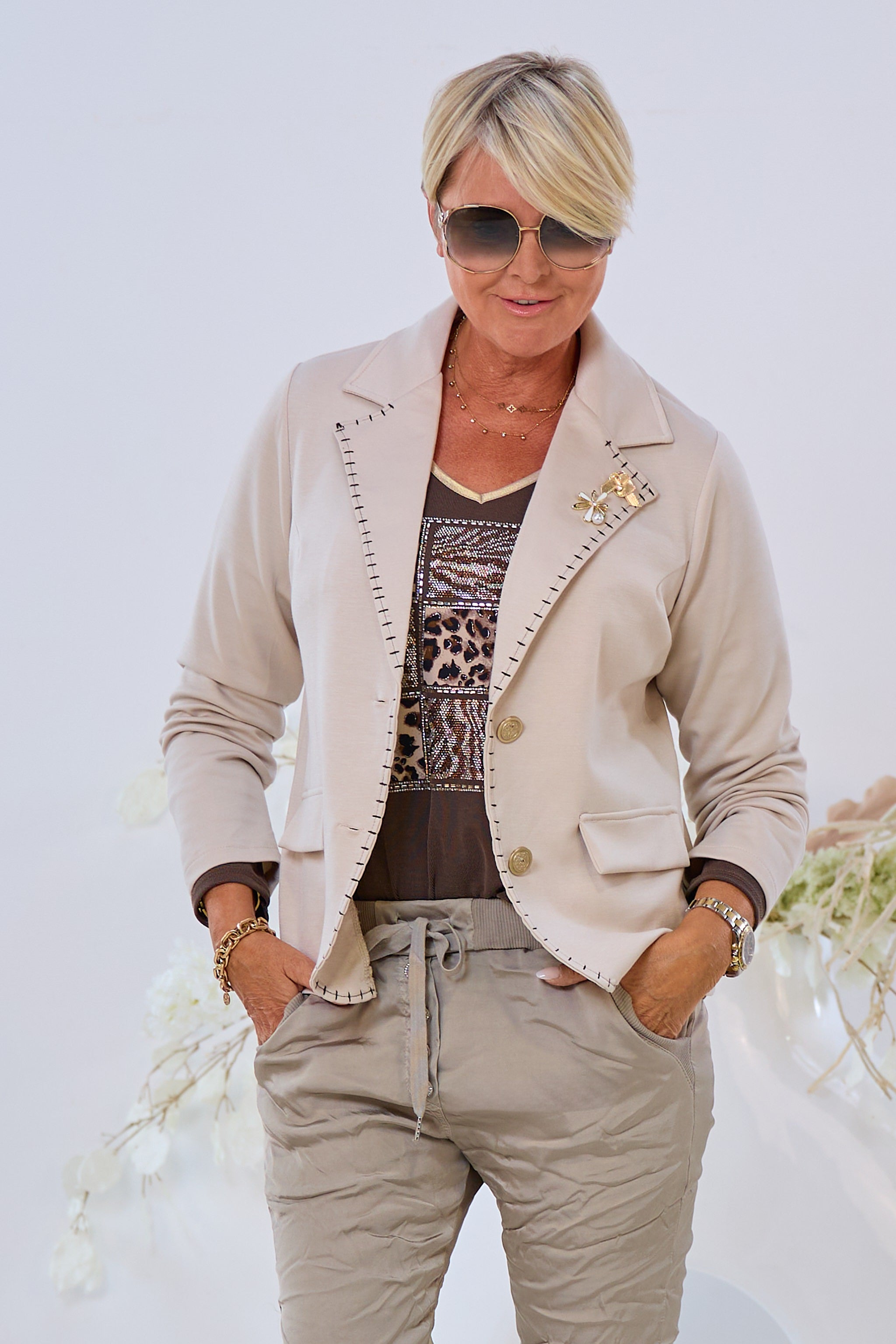 Blazer mit Broschen, beige