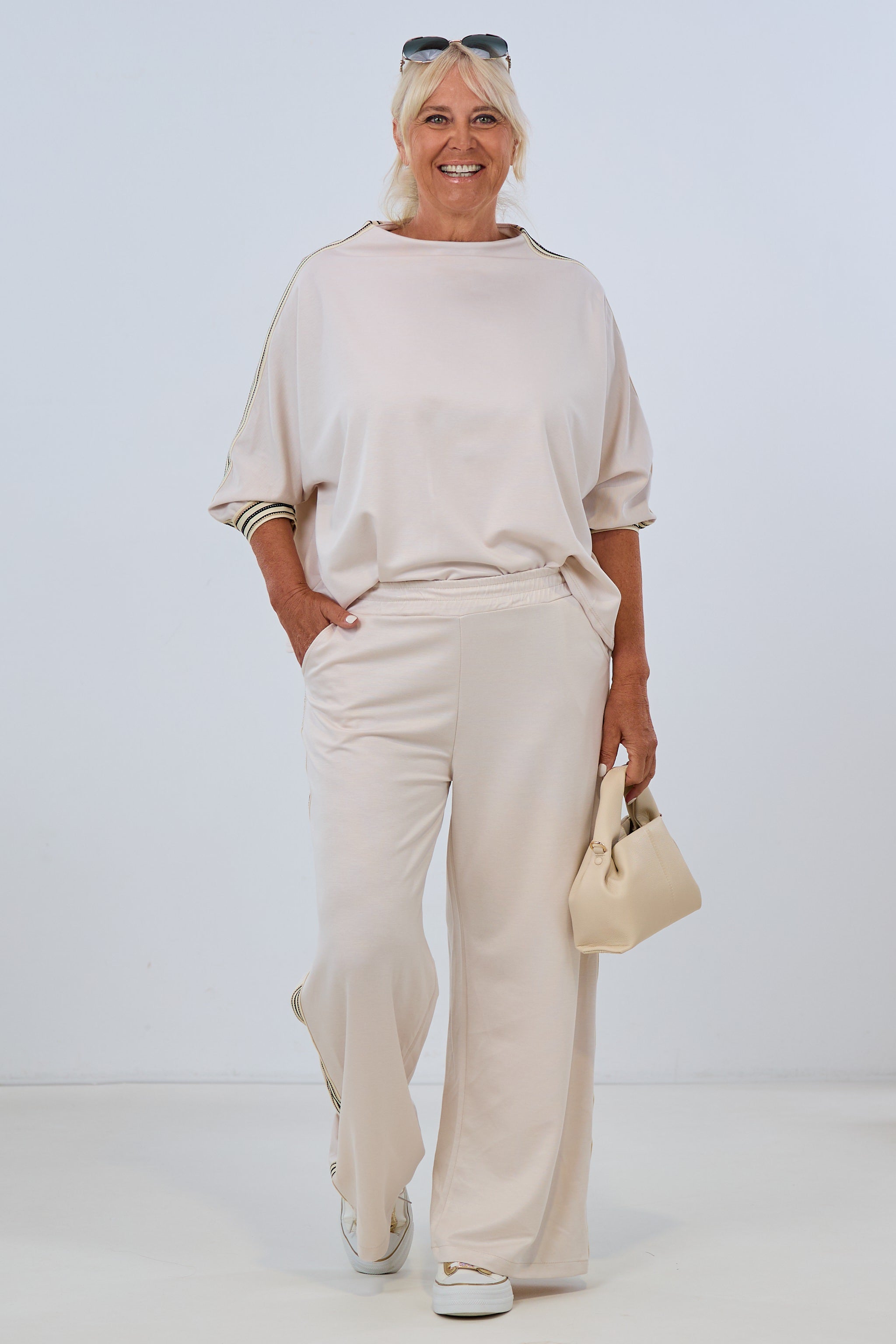 Cozy Hose mit weitem Bein und seitlichen Streifen, beige