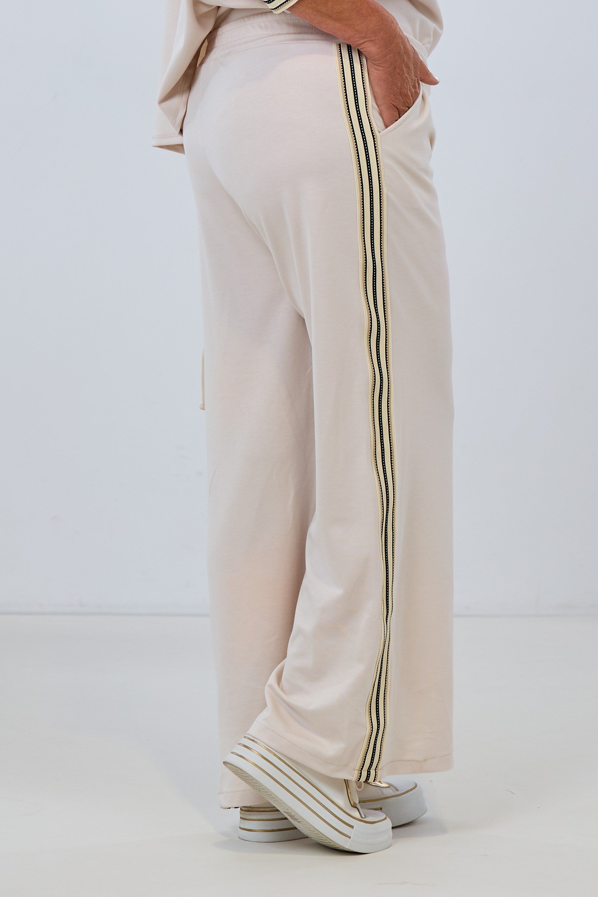 Cozy Hose mit weitem Bein und seitlichen Streifen, beige