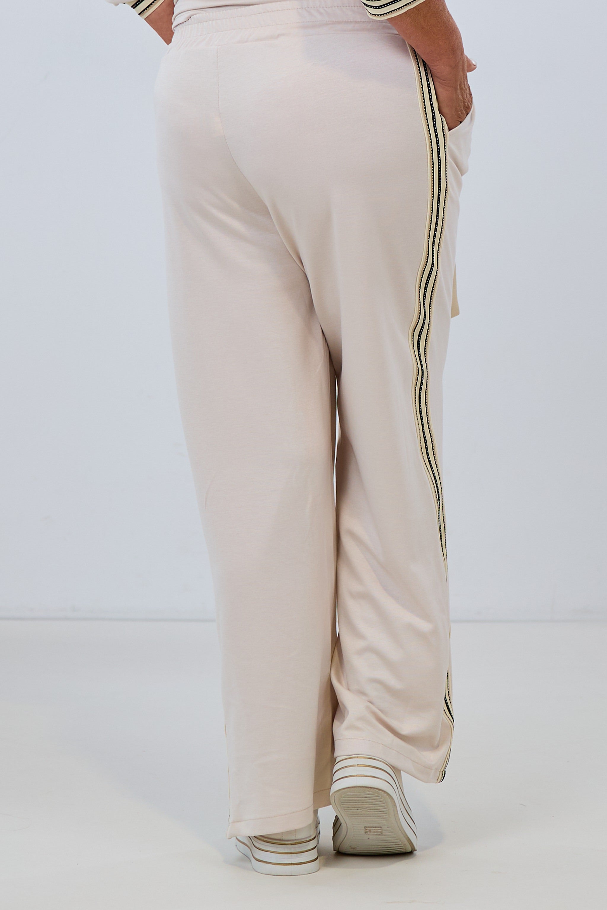 Cozy Hose mit weitem Bein und seitlichen Streifen, beige