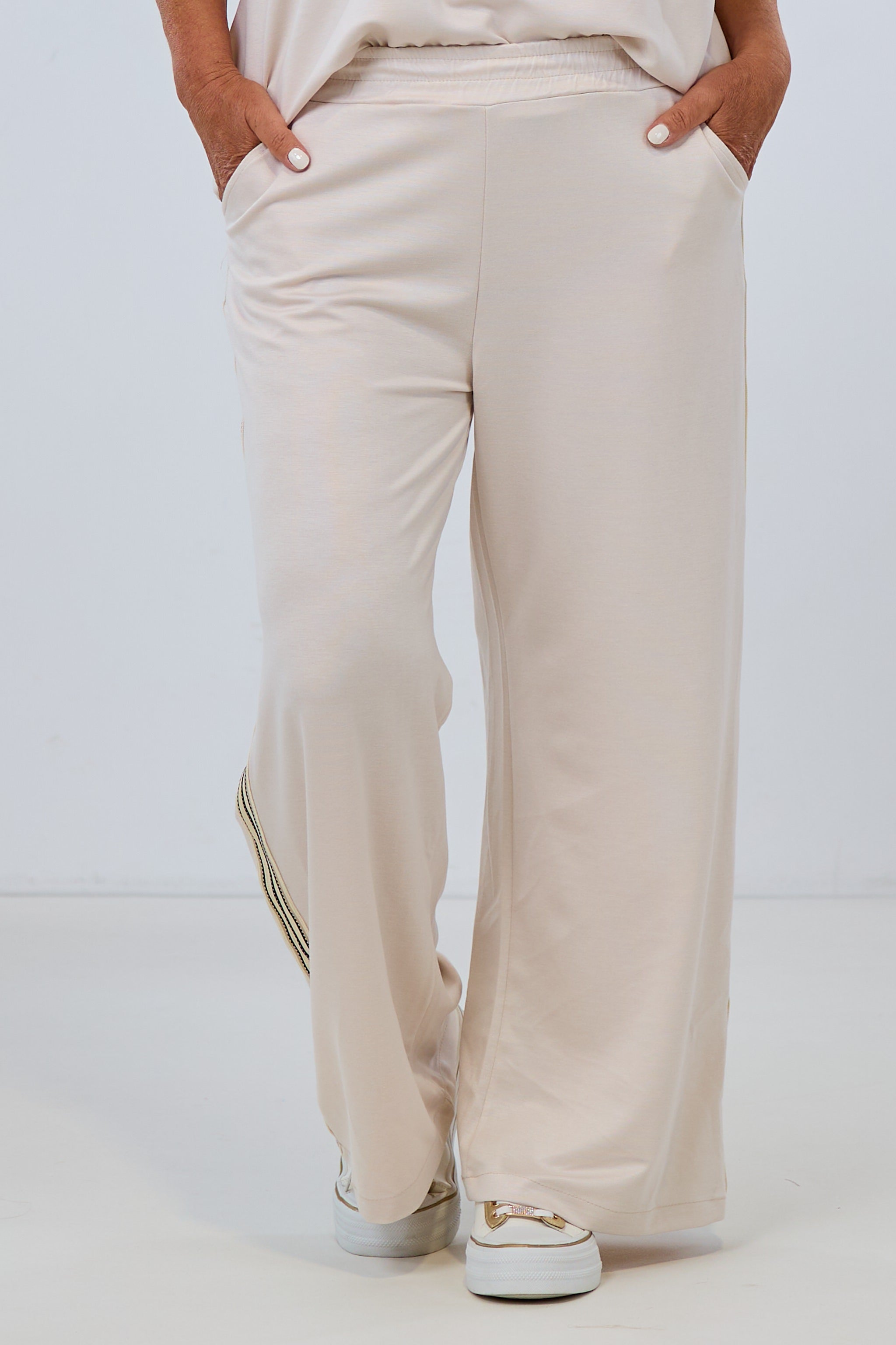 Cozy Hose mit weitem Bein und seitlichen Streifen, beige