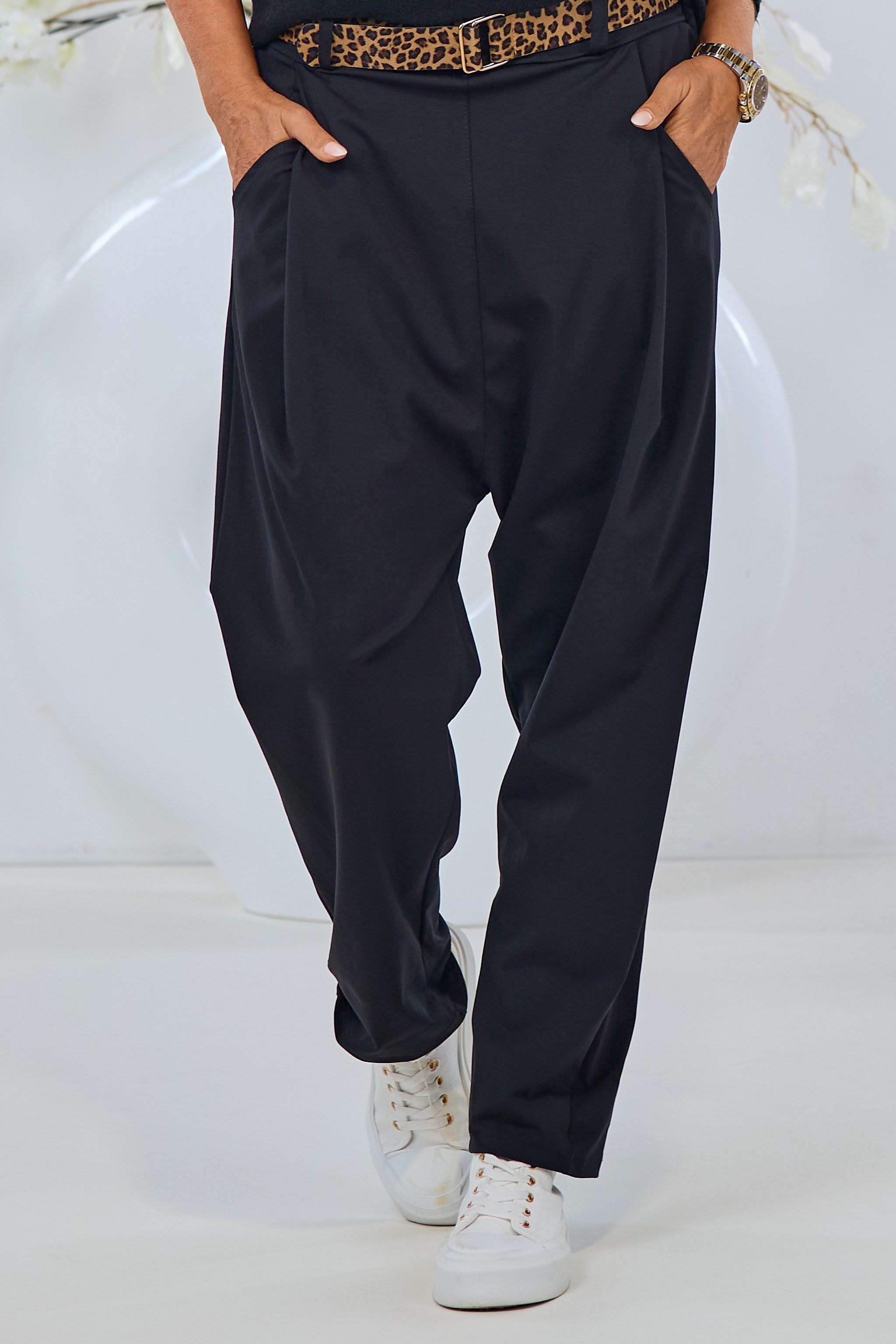 Baggy Hose mit Leo-Gürtel, schwarz
