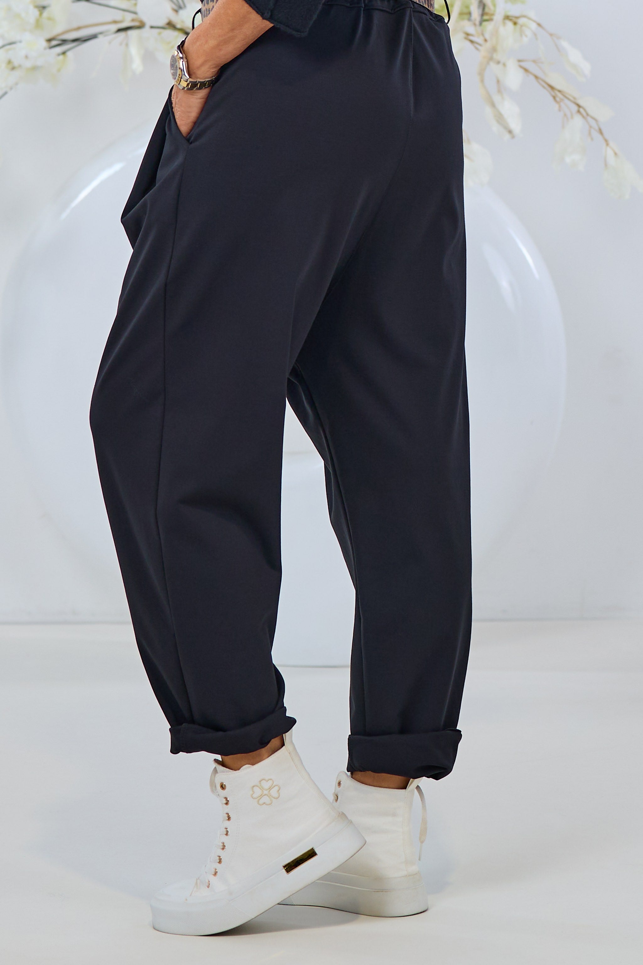 Baggy Hose mit Leo-Gürtel, schwarz