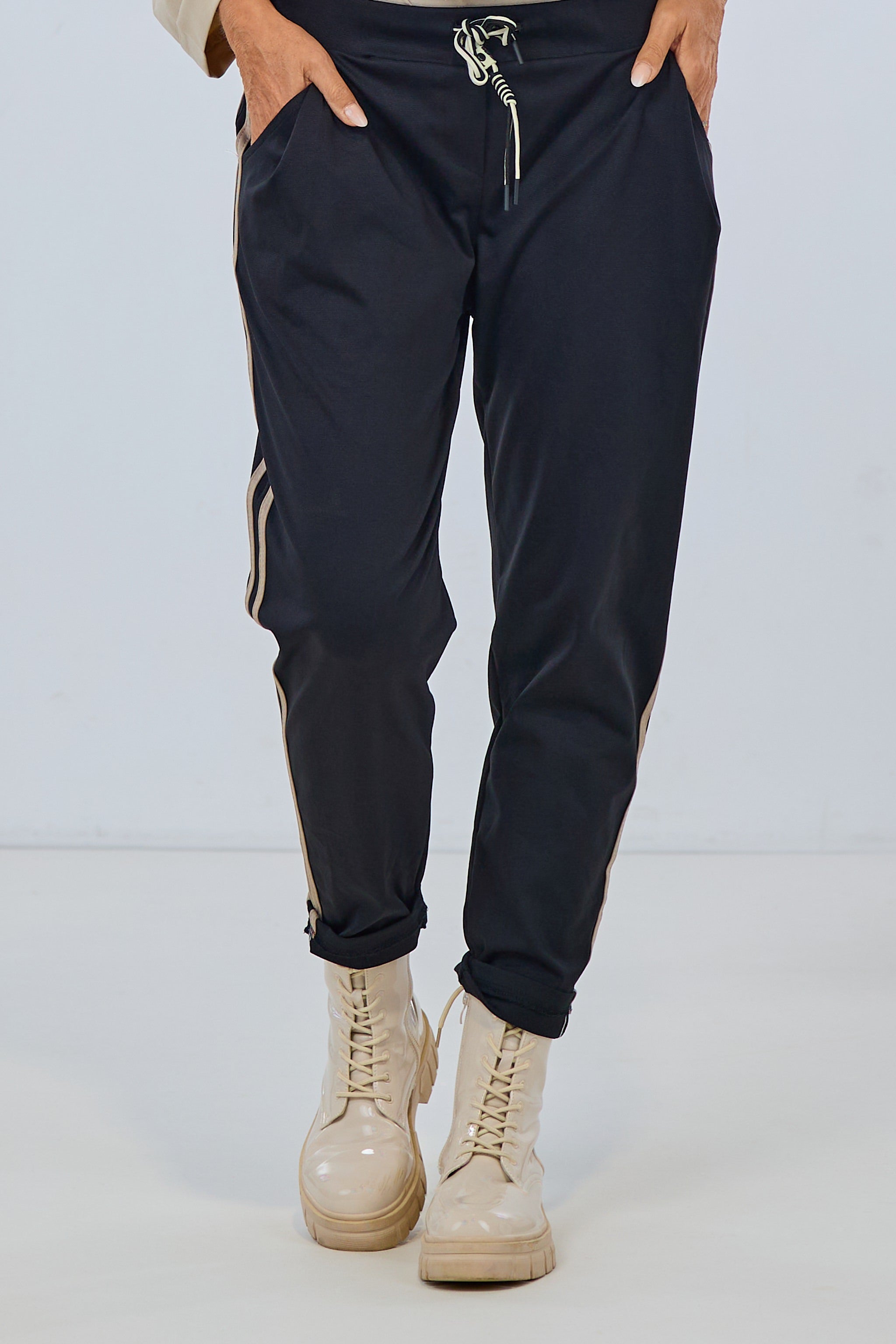 Hose mit Kordelzug und Streifen, schwarz