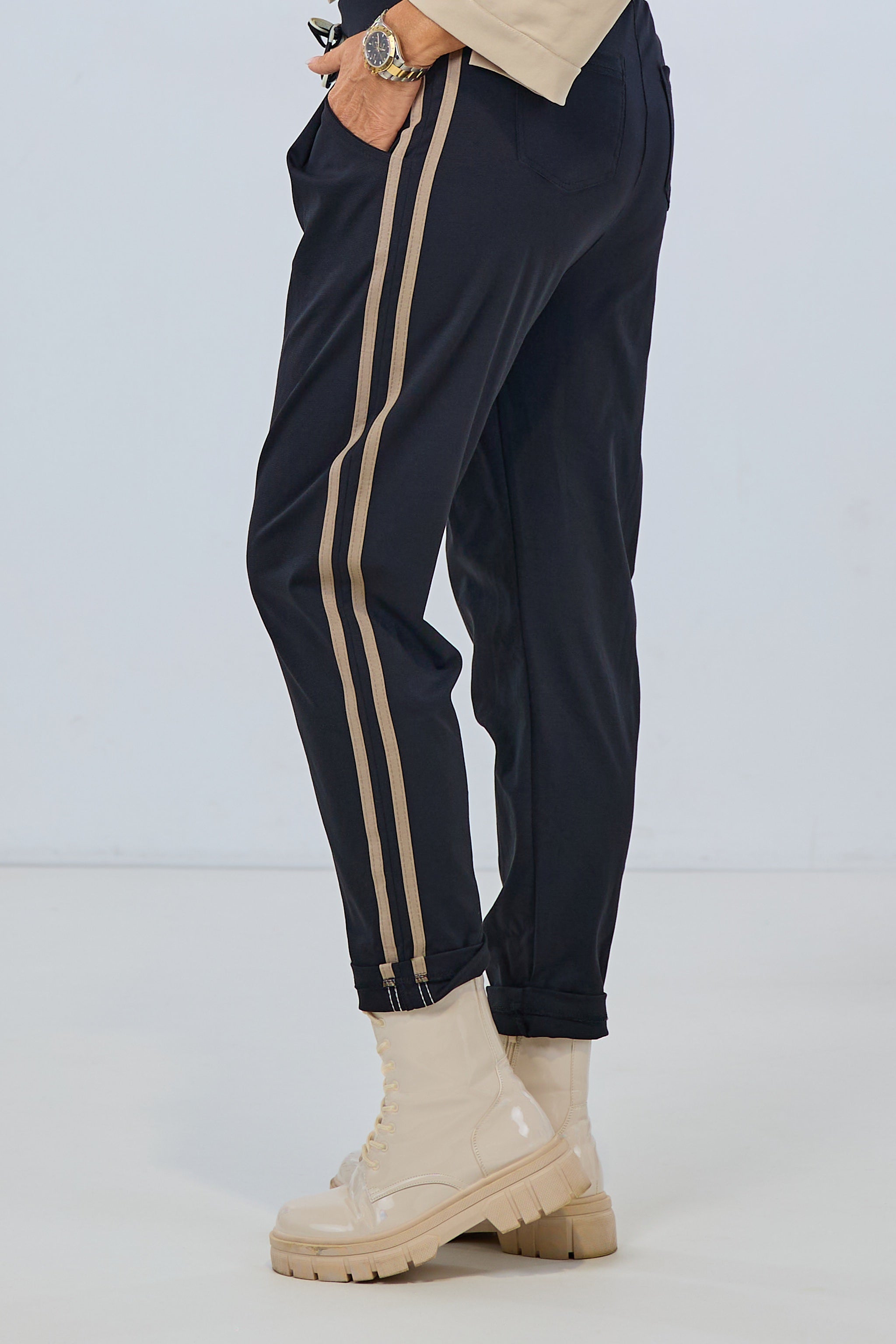 Hose mit Kordelzug und Streifen, schwarz