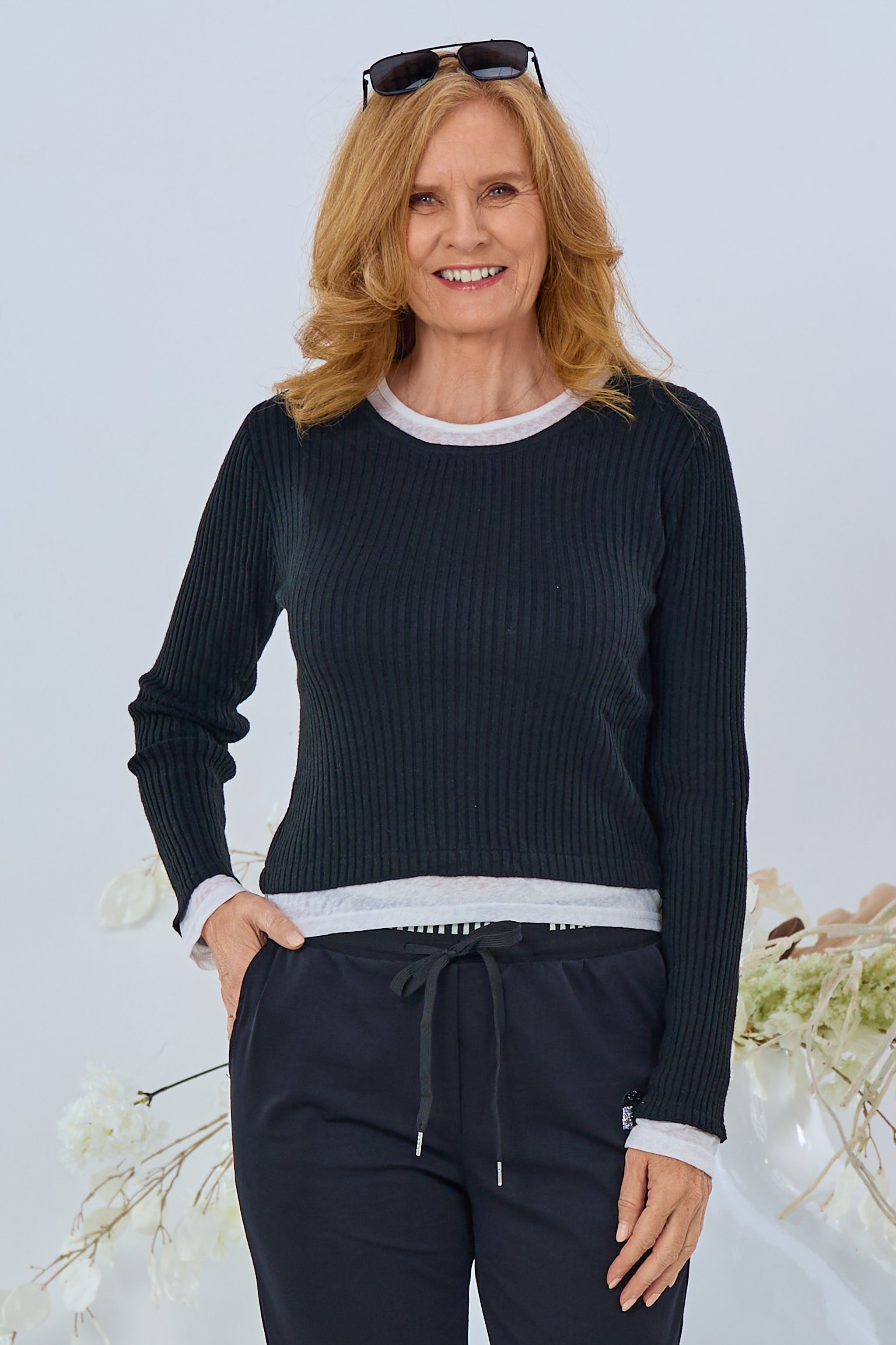 Ripp-Pulli im Materialmix, schwarz-weiß