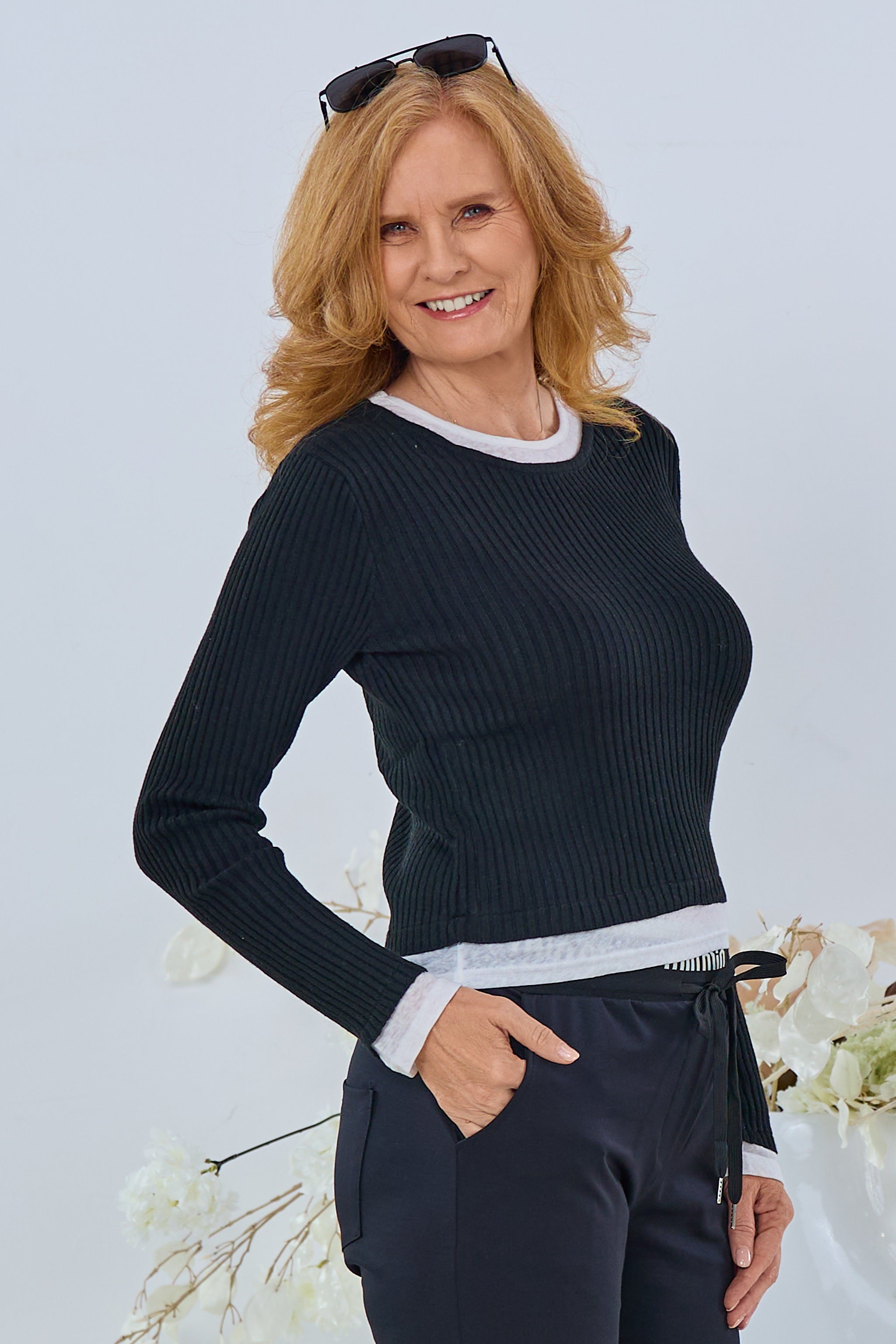 Ripp-Pulli im Materialmix, schwarz-weiß