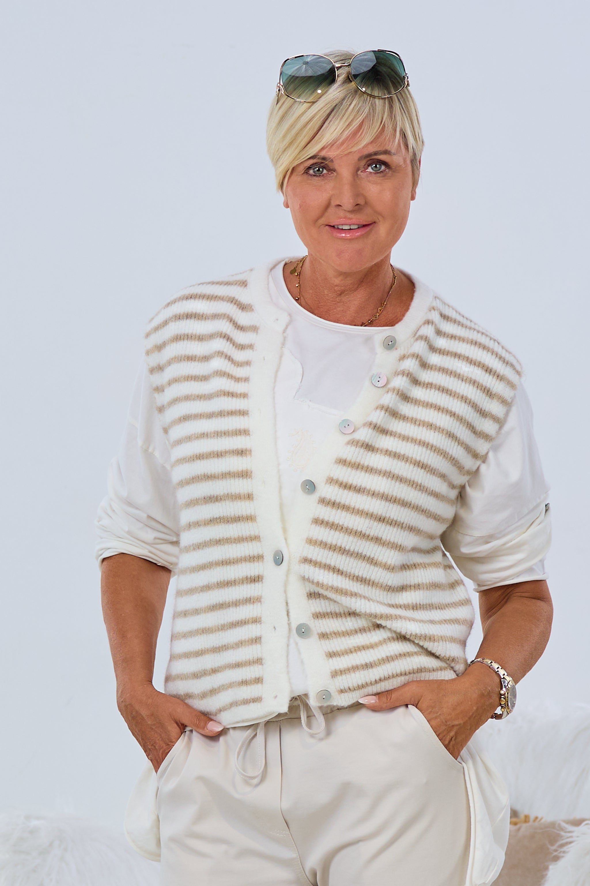 Geringelte Weste, ecru-taupe