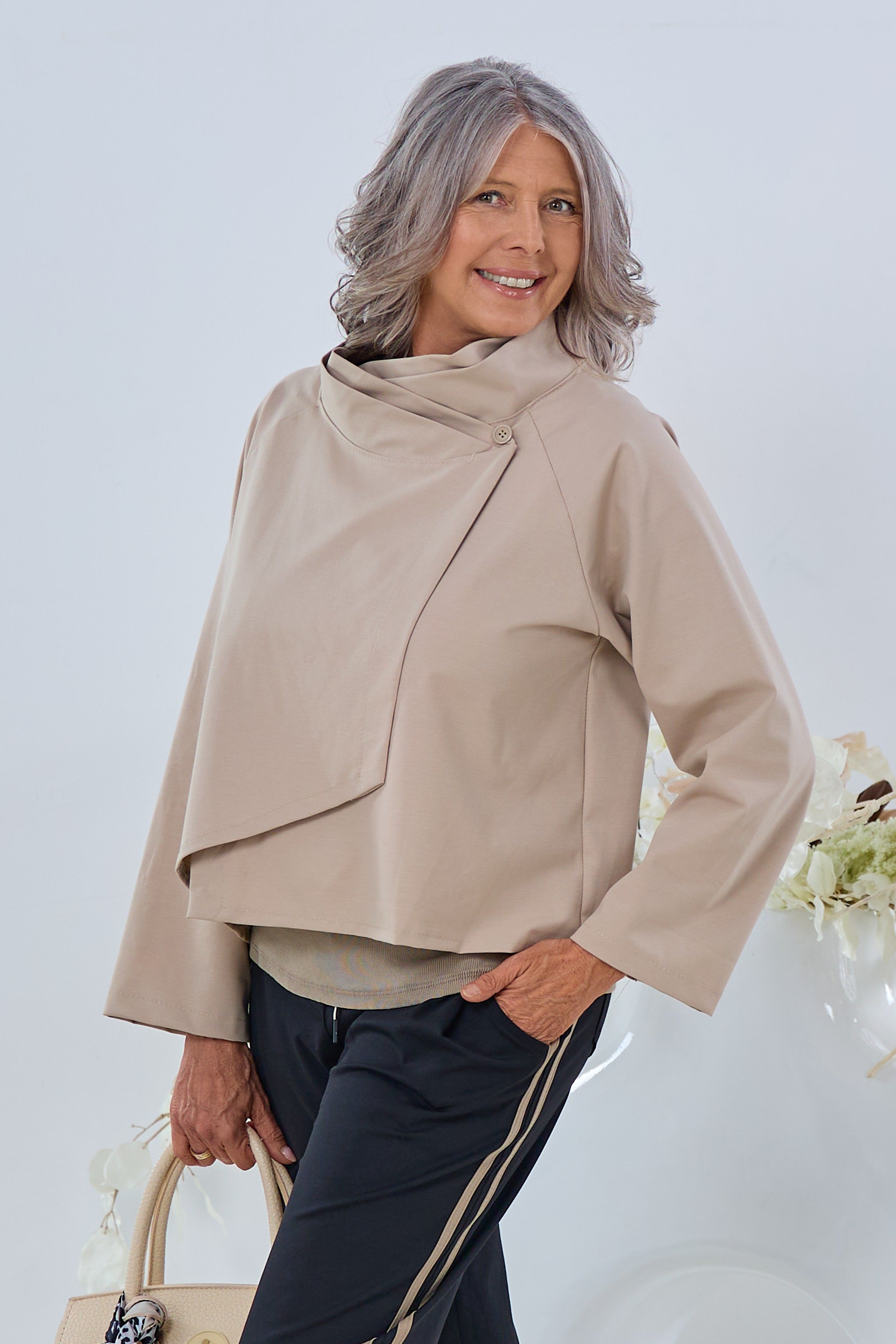 leichtes Jäckchen-asymmetrisch, beige