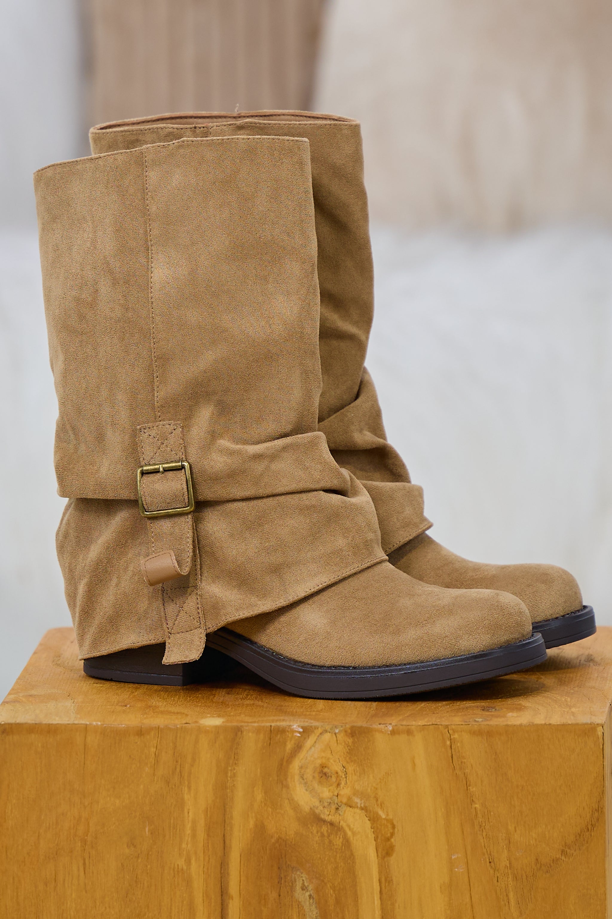 Boots mit Zierlasche, beige