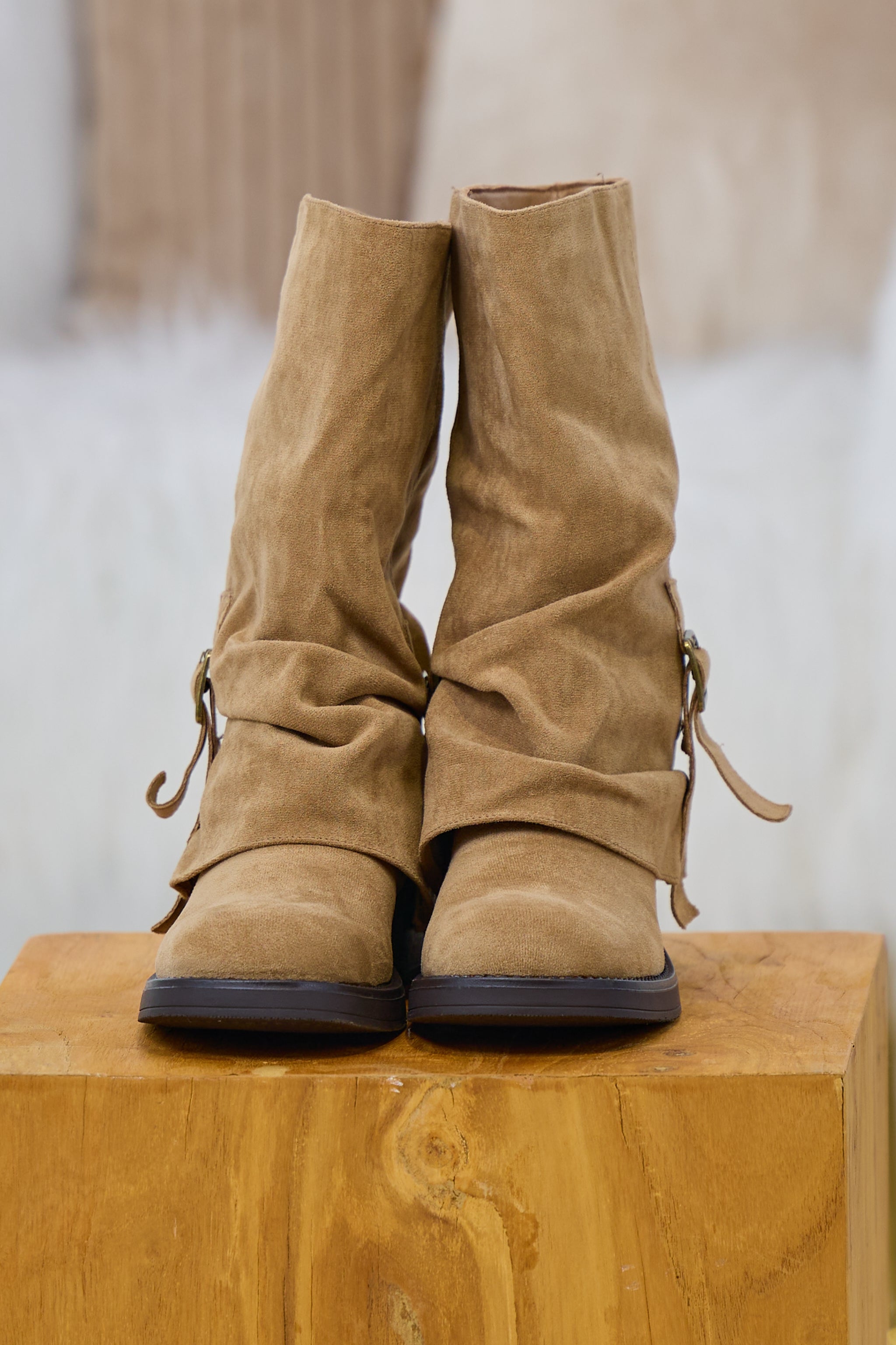 Boots mit Zierlasche, beige