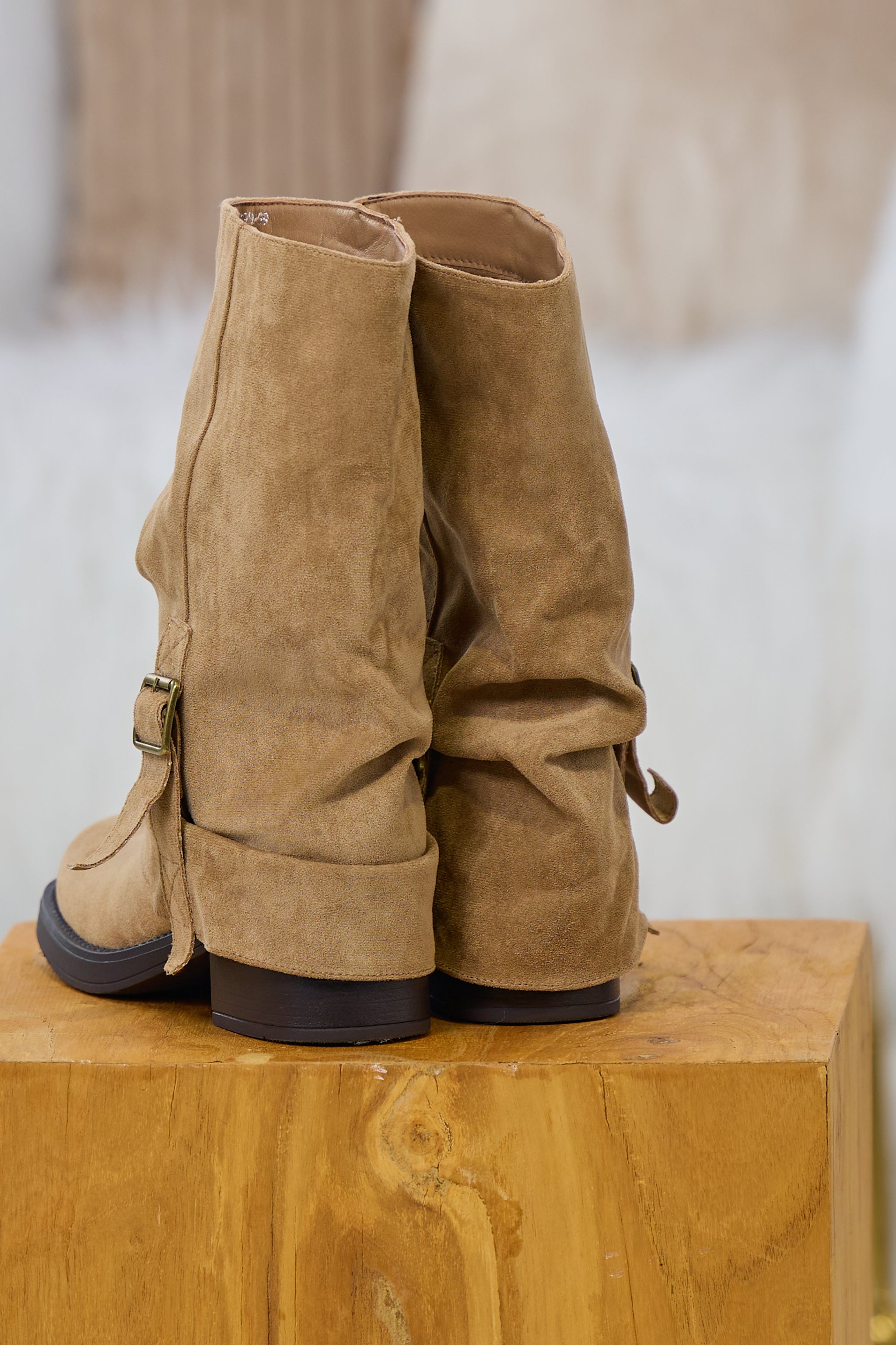 Boots mit Zierlasche, beige