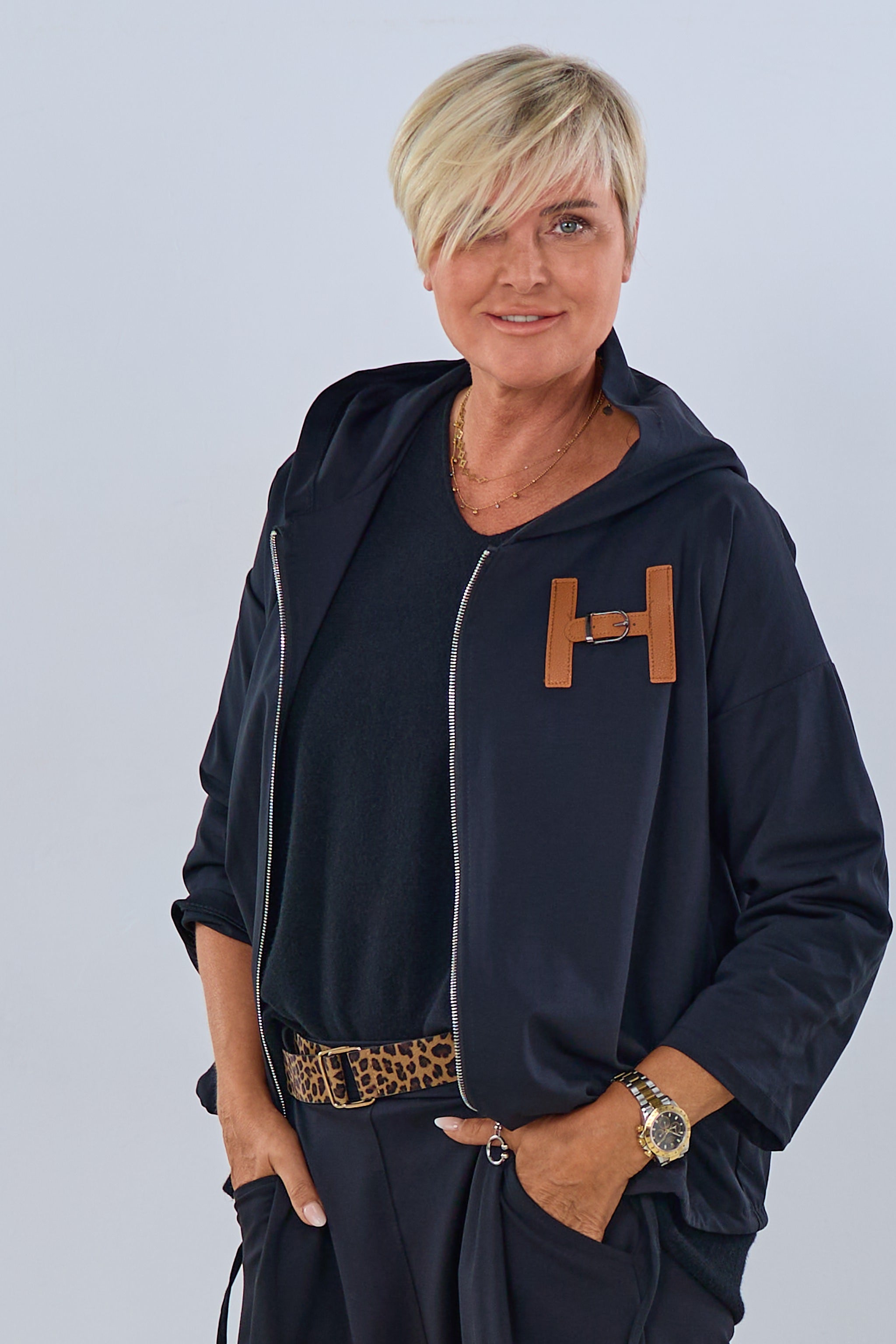 Leichte Jacke mit Applikation, schwarz