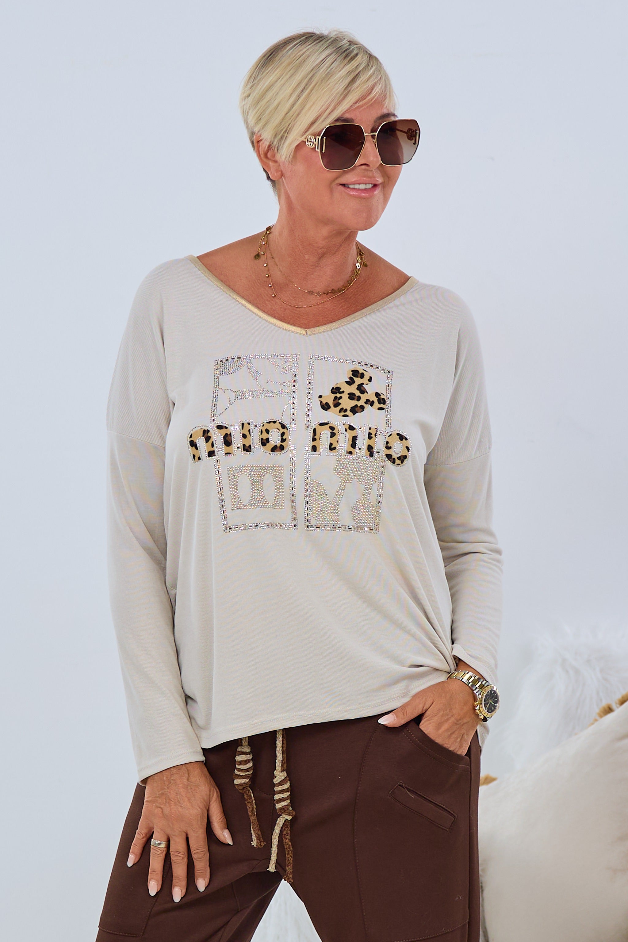 Langarm Shirt mit Glitzermotiv und Patch, beige-leo