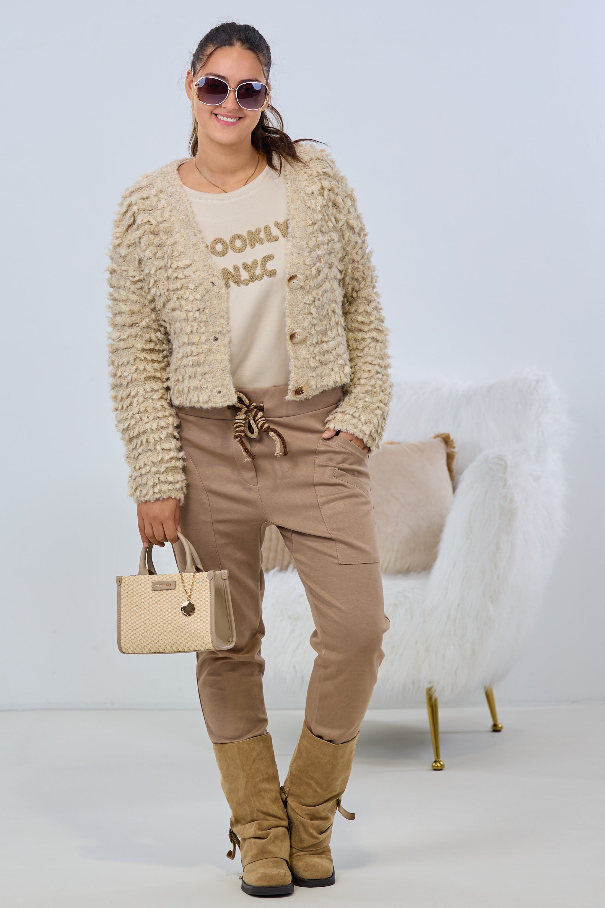 Kurzer Cardigan mit großen Knöpfen, beige