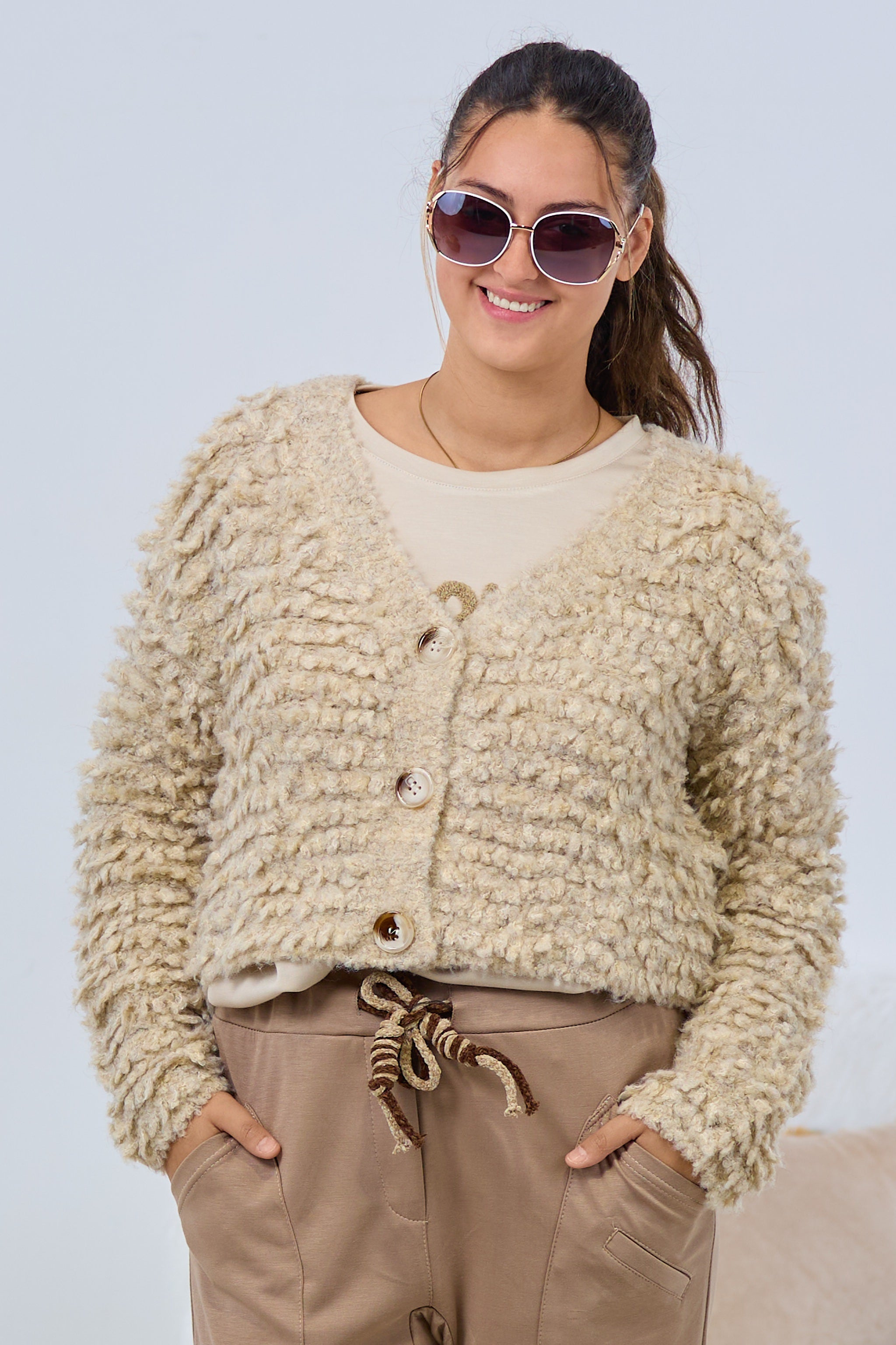 Kurzer Cardigan mit großen Knöpfen, beige