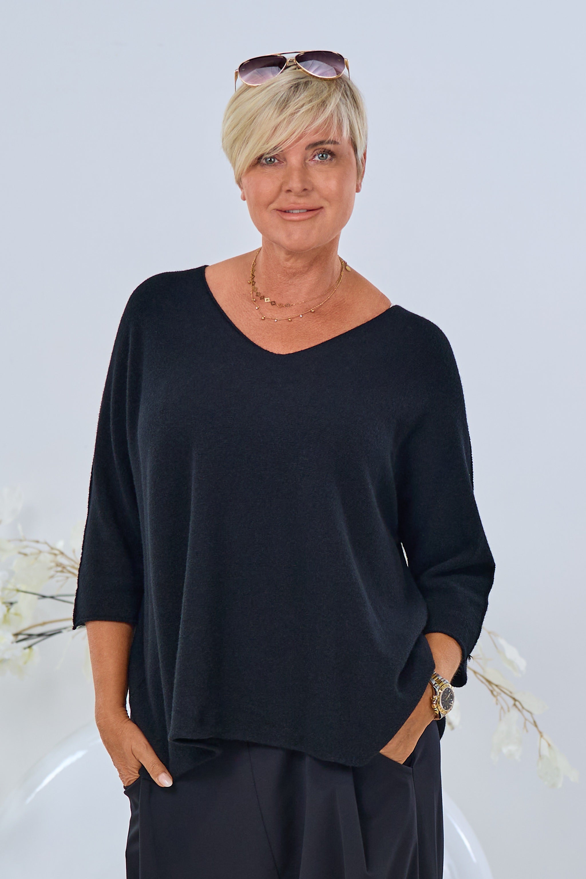 Strickpulli quergestrickt mit V-Ausschnitt, schwarz