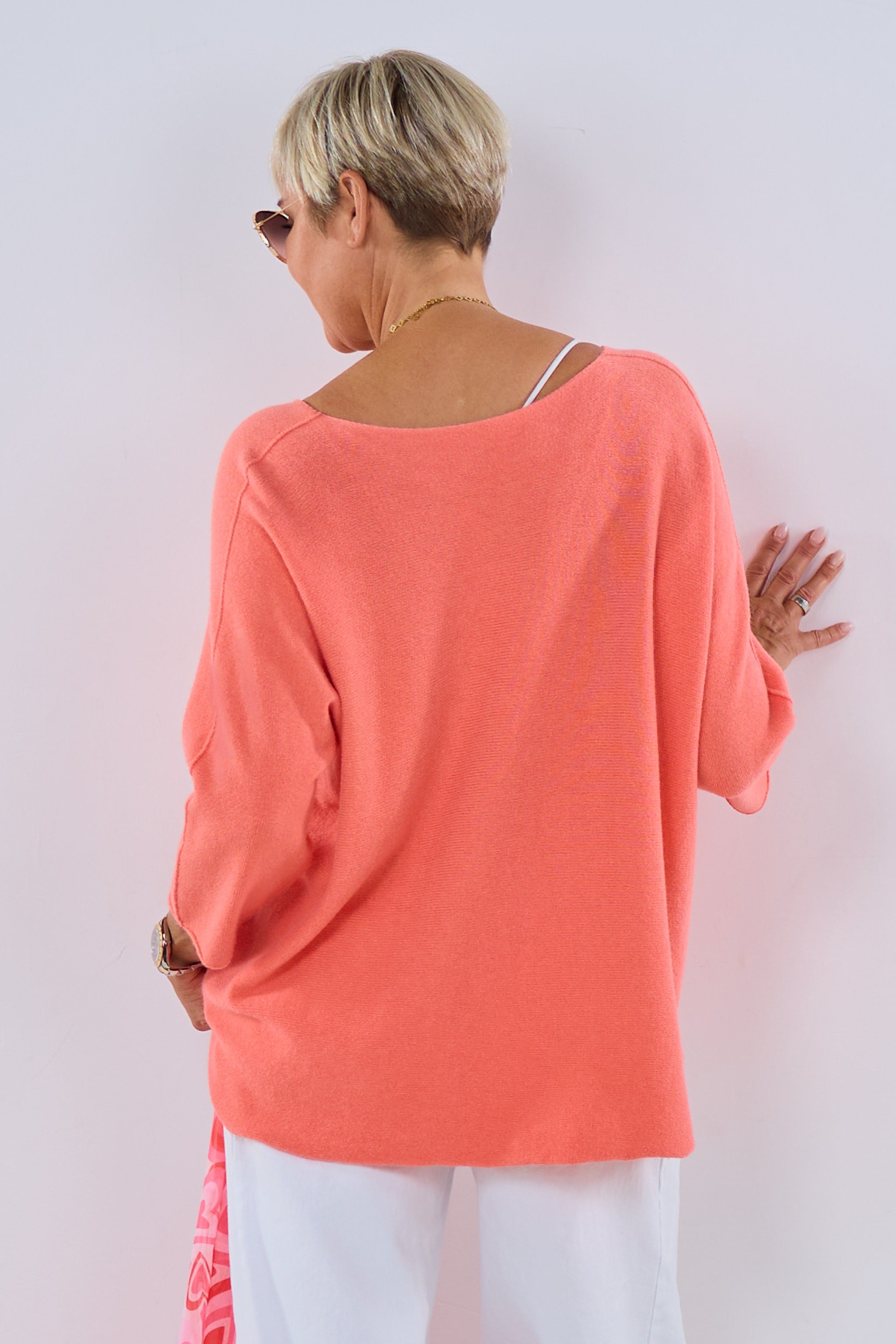 Strickpulli quergestrickt mit V-Ausschnitt, lachs