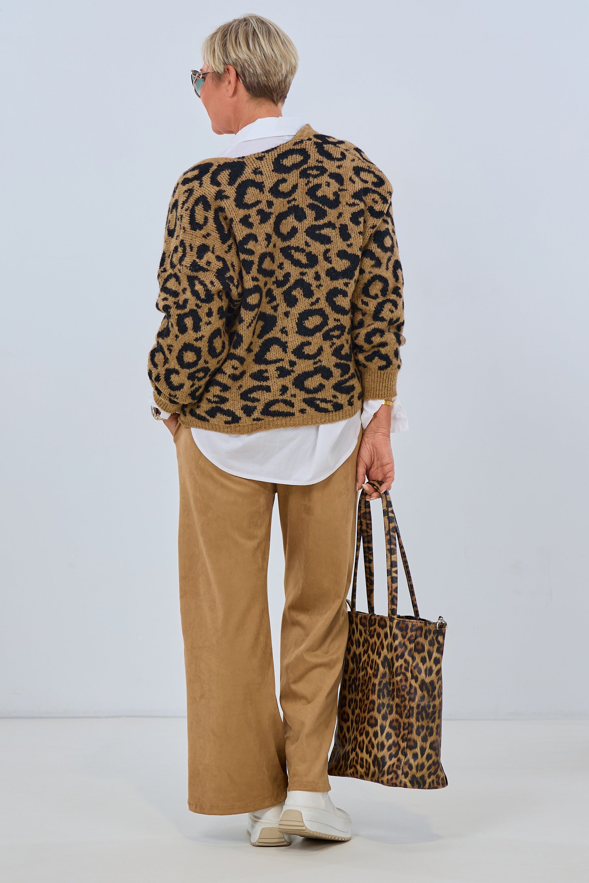 Strickjacke im Leo-Muster, camel-schwarz