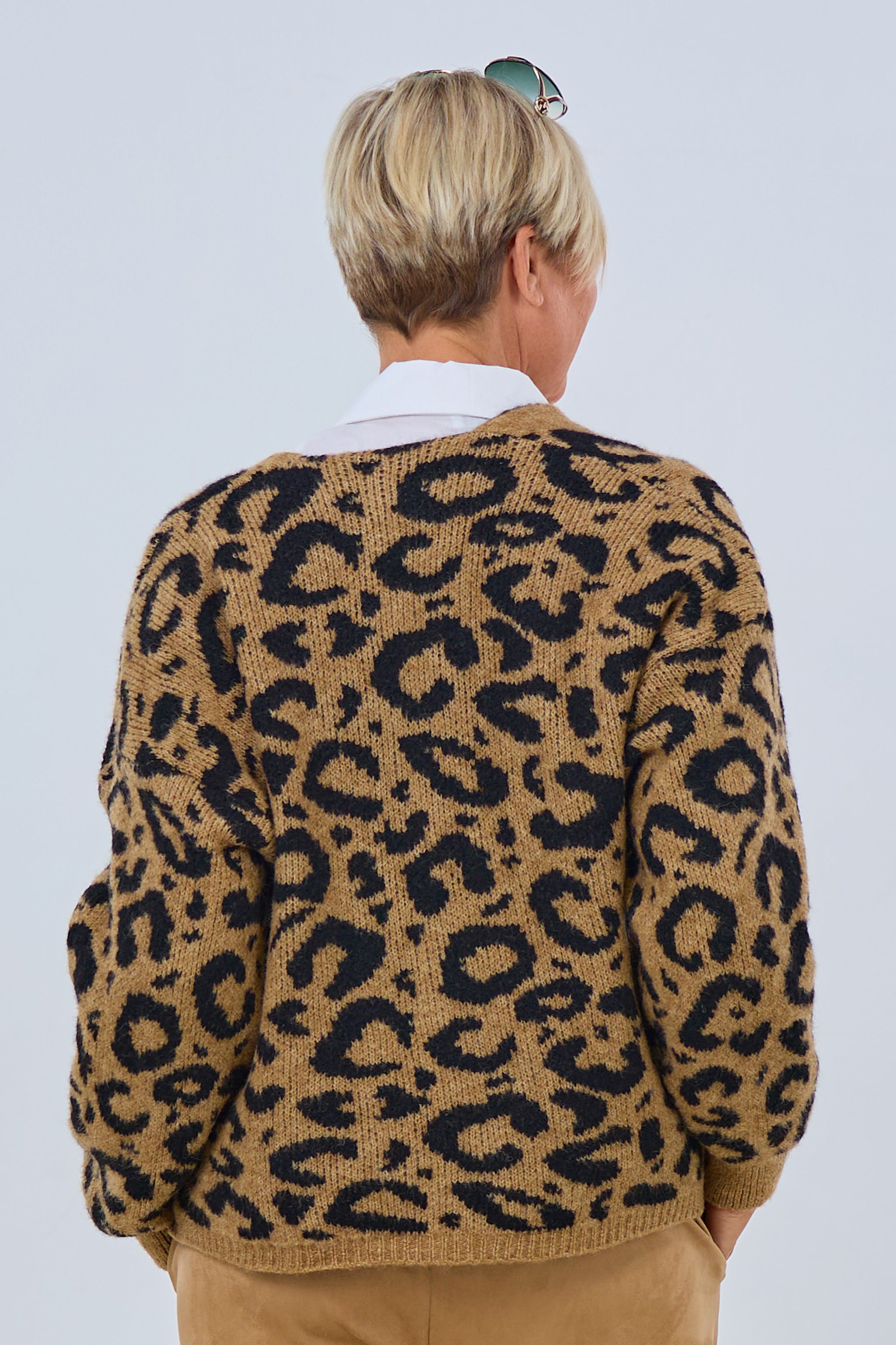 Strickjacke im Leo-Muster, camel-schwarz