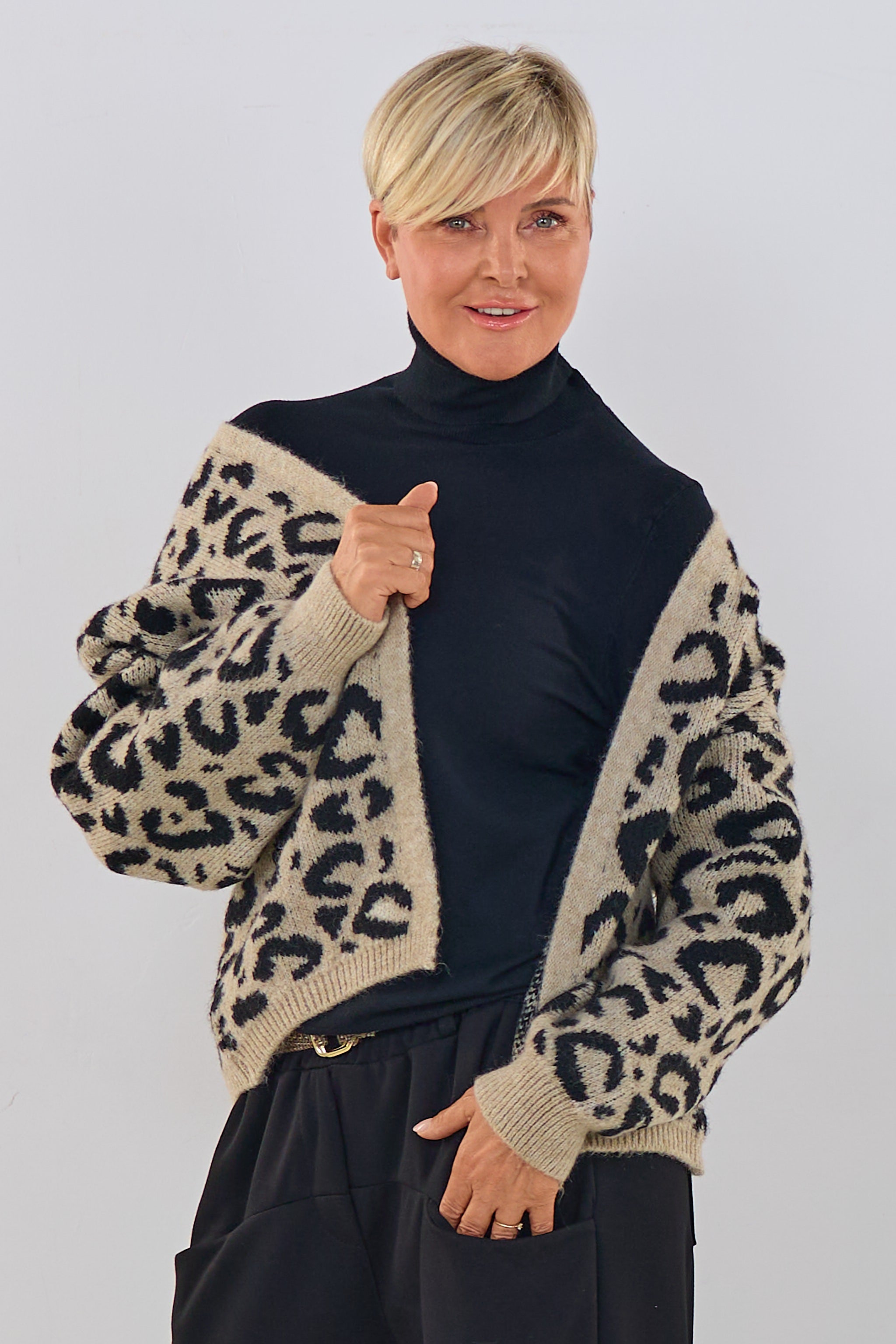 Strickjacke im Leo-Muster, taupe-schwarz