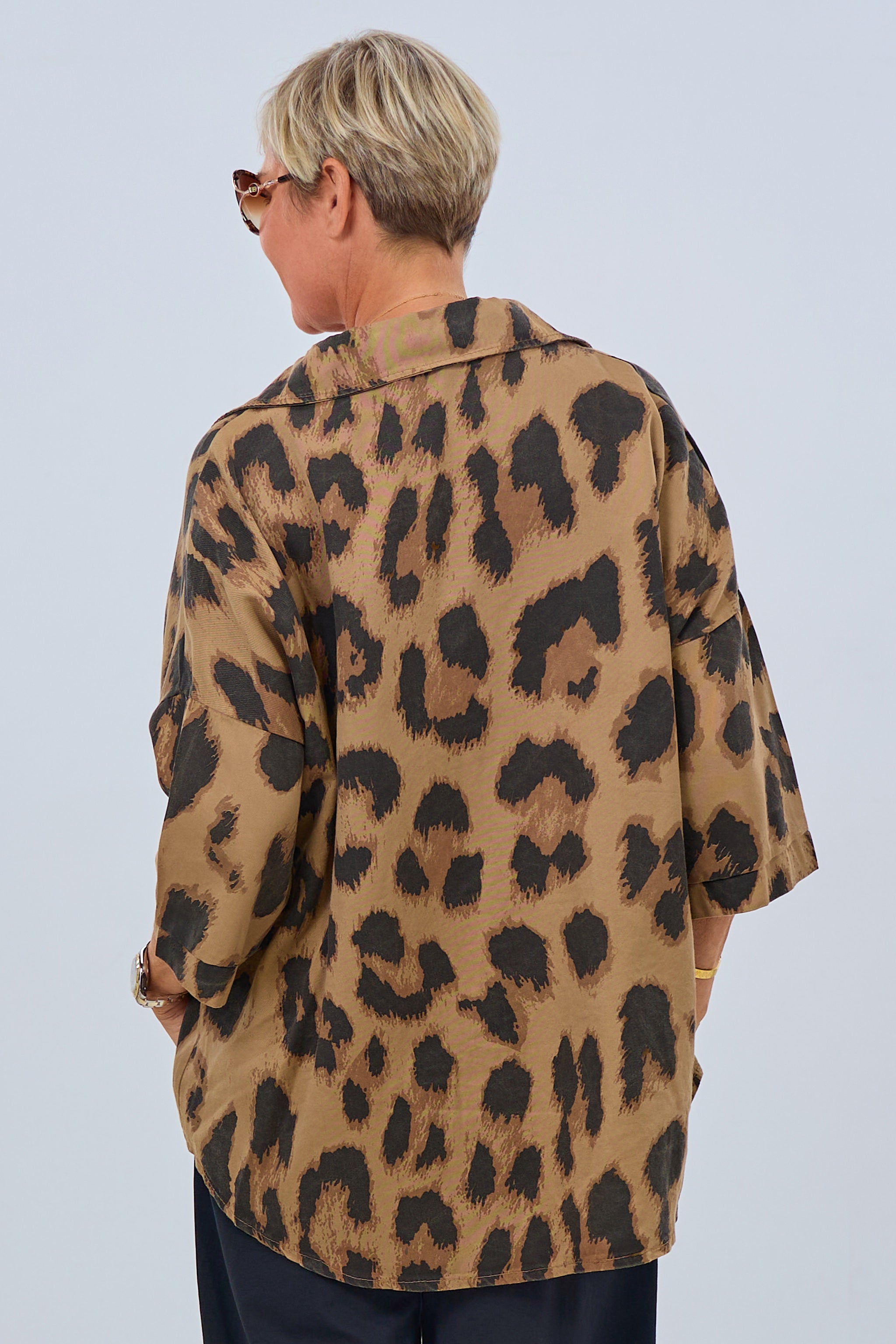 Hemdbluse mit großem Leo-Muster, braun-schwarz