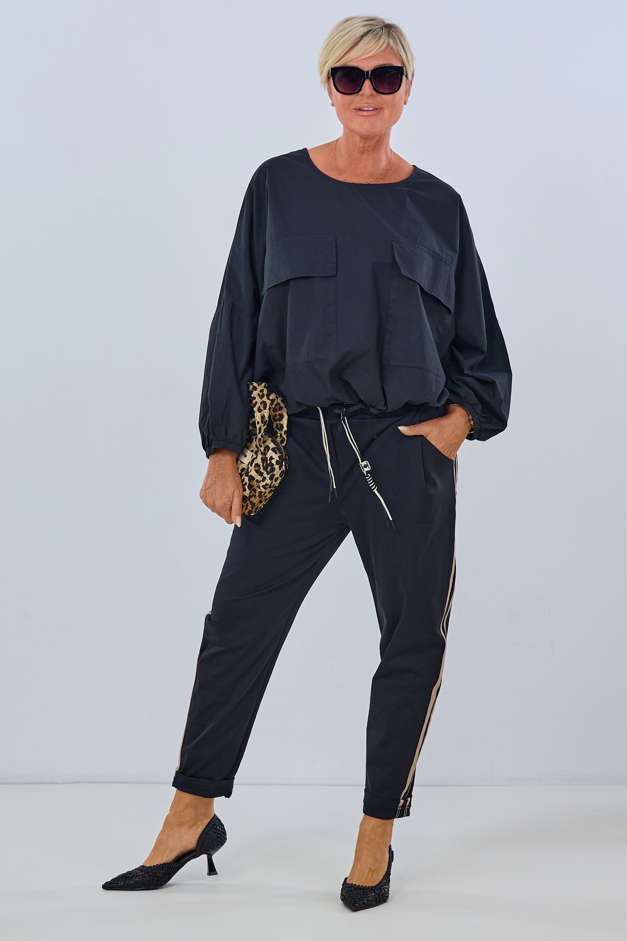 Bluse mit großen Taschen und Kordelzug, schwarz