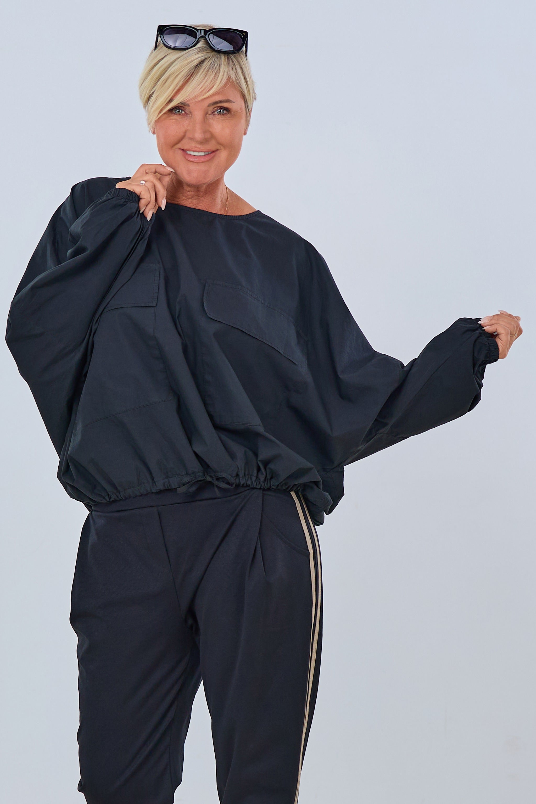 Bluse mit großen Taschen und Kordelzug, schwarz