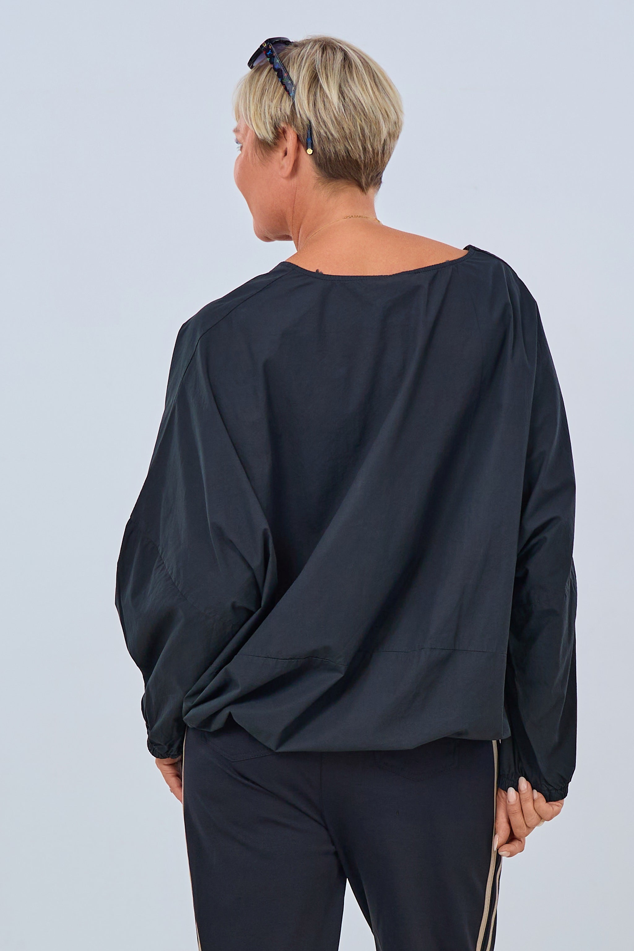 Bluse mit großen Taschen und Kordelzug, schwarz