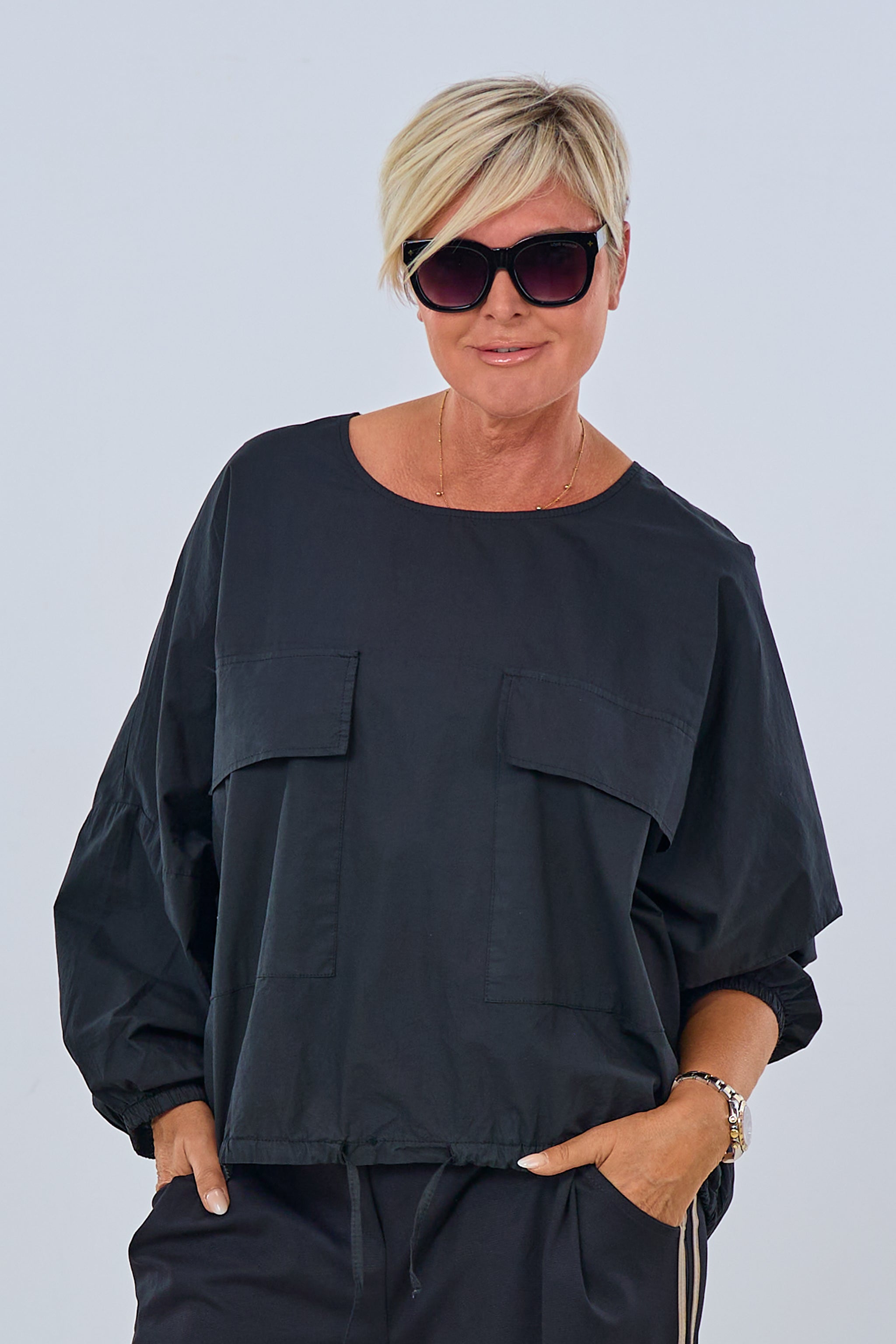 Bluse mit großen Taschen und Kordelzug, schwarz