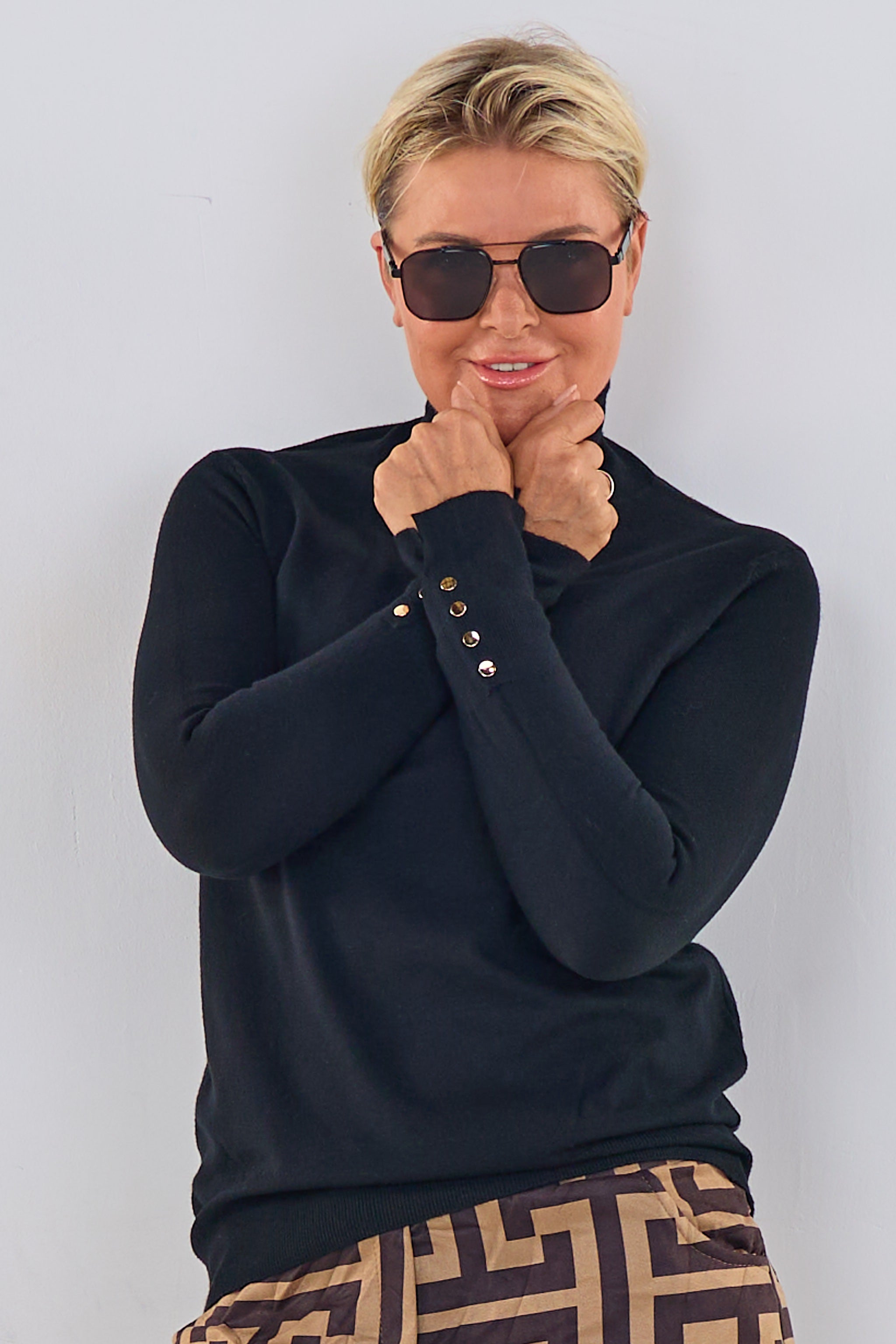 Rollkragenpullover mit Nieten an den Ärmeln, schwarz