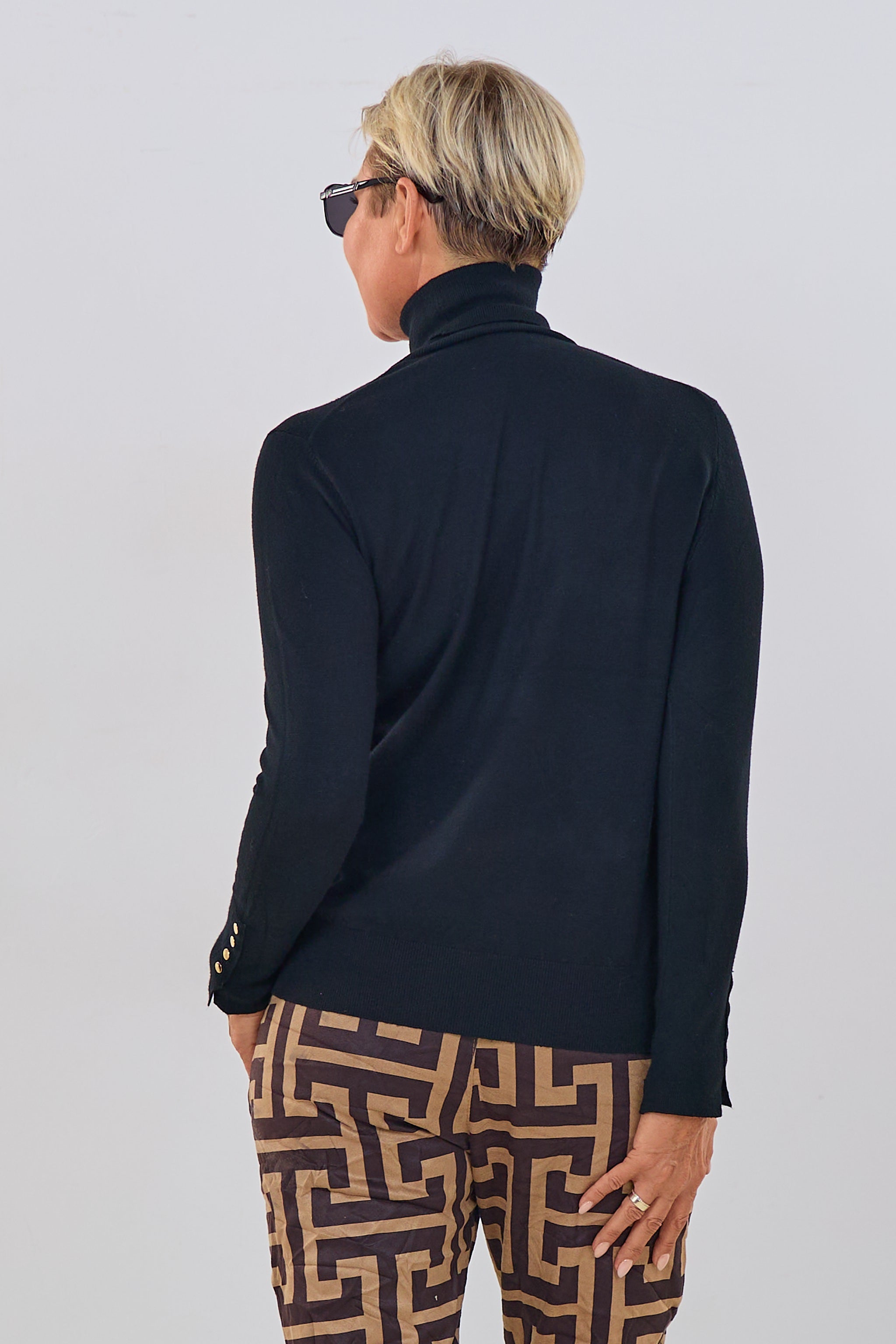 Rollkragenpullover mit Nieten an den Ärmeln, schwarz